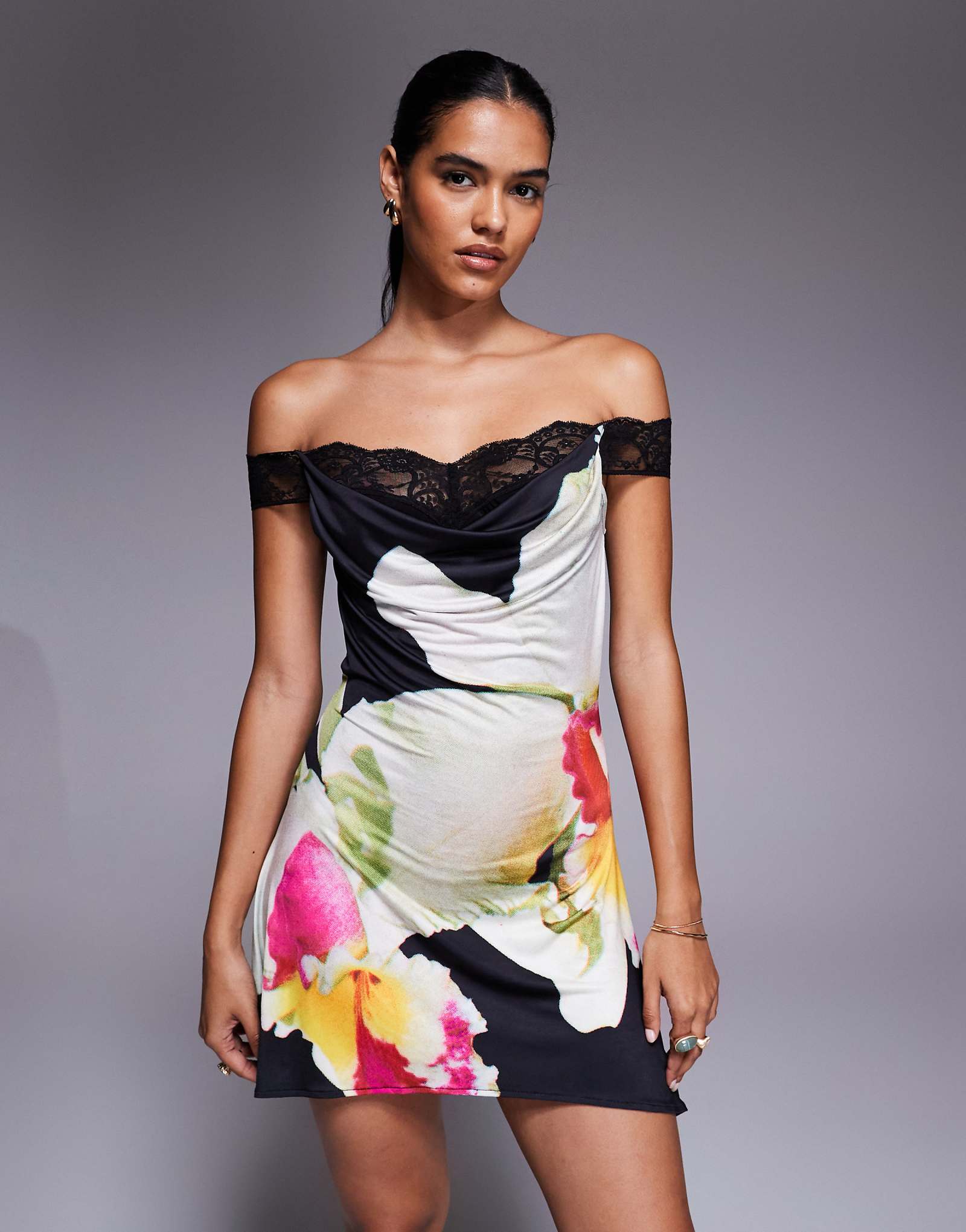 I.AM.GIA Theodora - супер мягкое облегающее мини-платье из кружева бардо с воротником-стойкой и черной орхидеей в цветочек