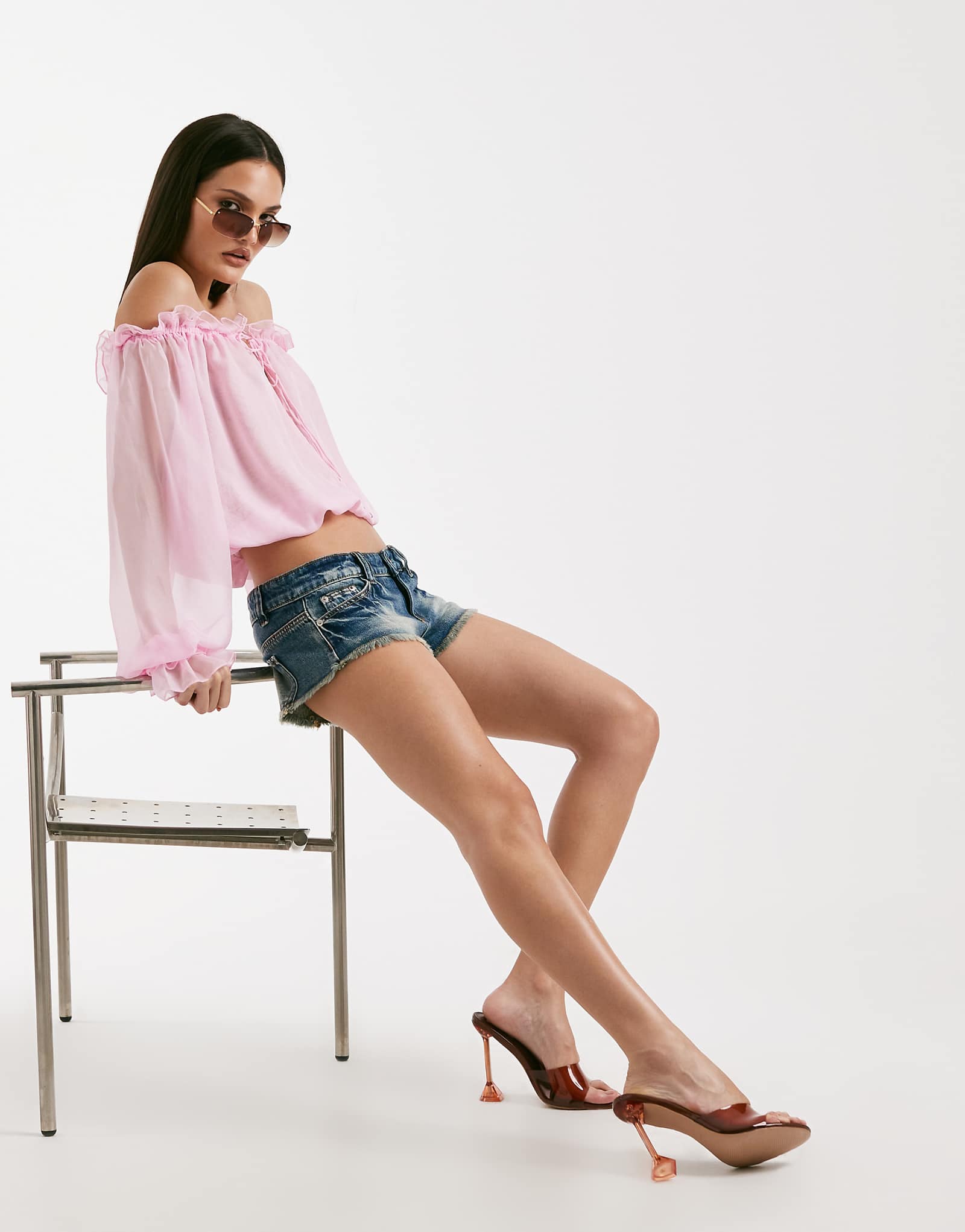 Джинсовые брюки-шортики IAMGIA Aura с обтрепанным низом в потертом темном цвете 16090₽