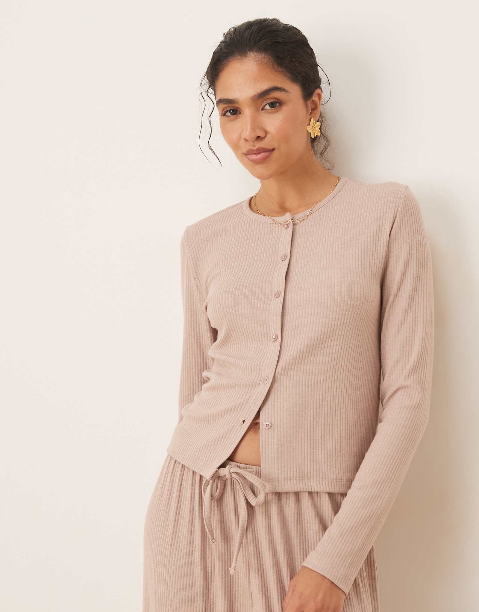 Кардиган в рубчик кремового цвета от ASOS DESIGN lounge mix - match 4690₽