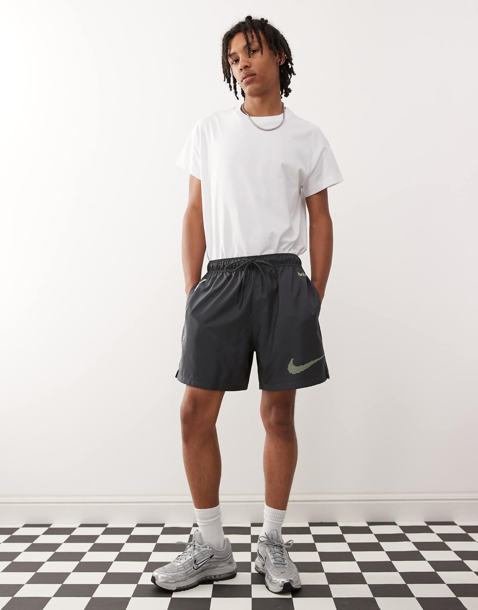 Тканые шорты Nike Club Swoosh темно-серого и зеленого цветов 14290₽