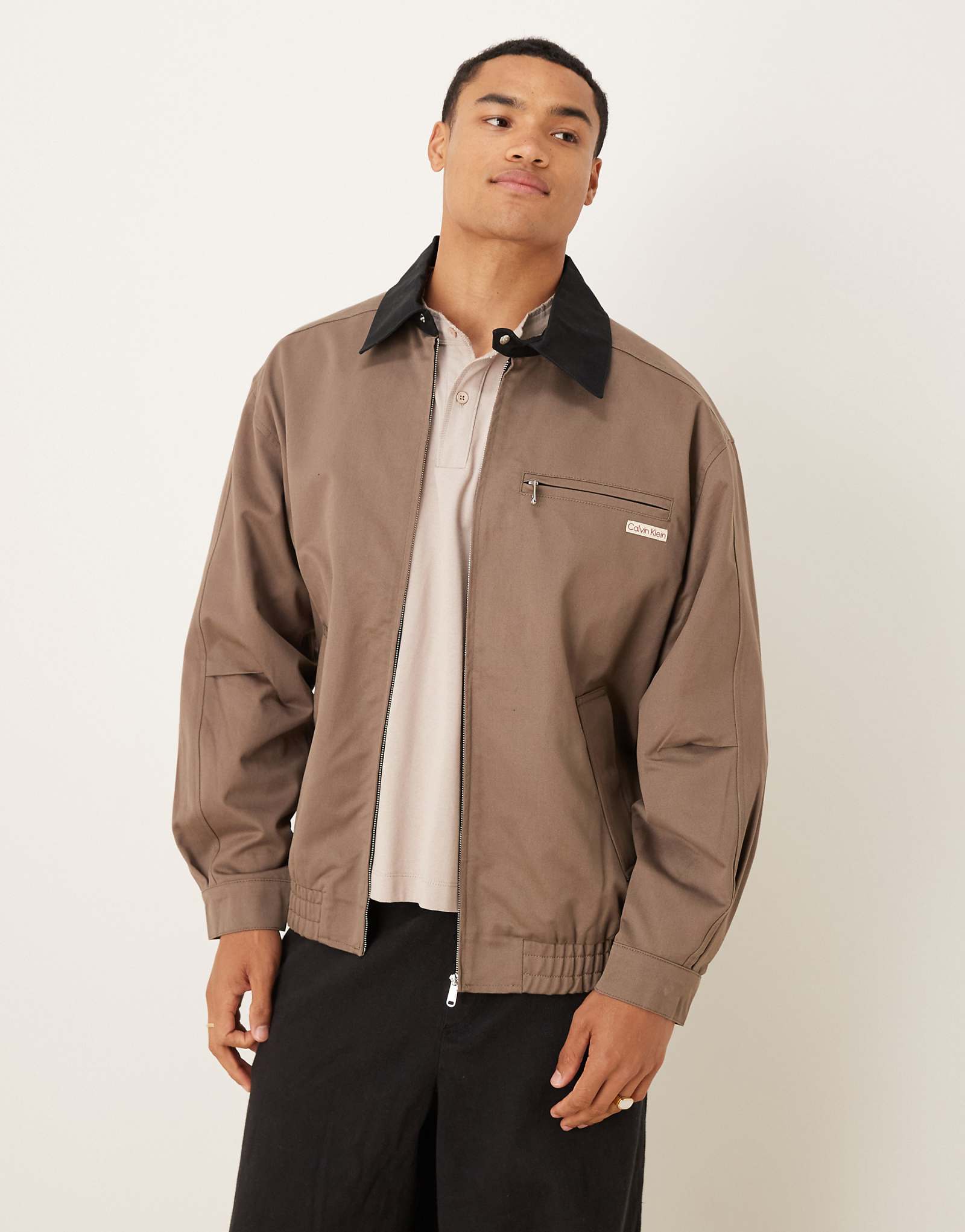 Джинсовый жакет-блузон Calvin Klein с длинным рукавом и контрастным воротником коричневого цвета 41190₽