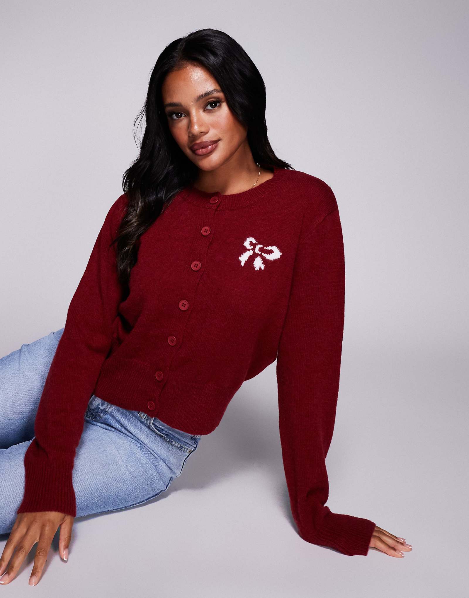 Кардиган принцессы Полли с бантиком на пуговицах и графическим бантом бордового цвета 13090₽