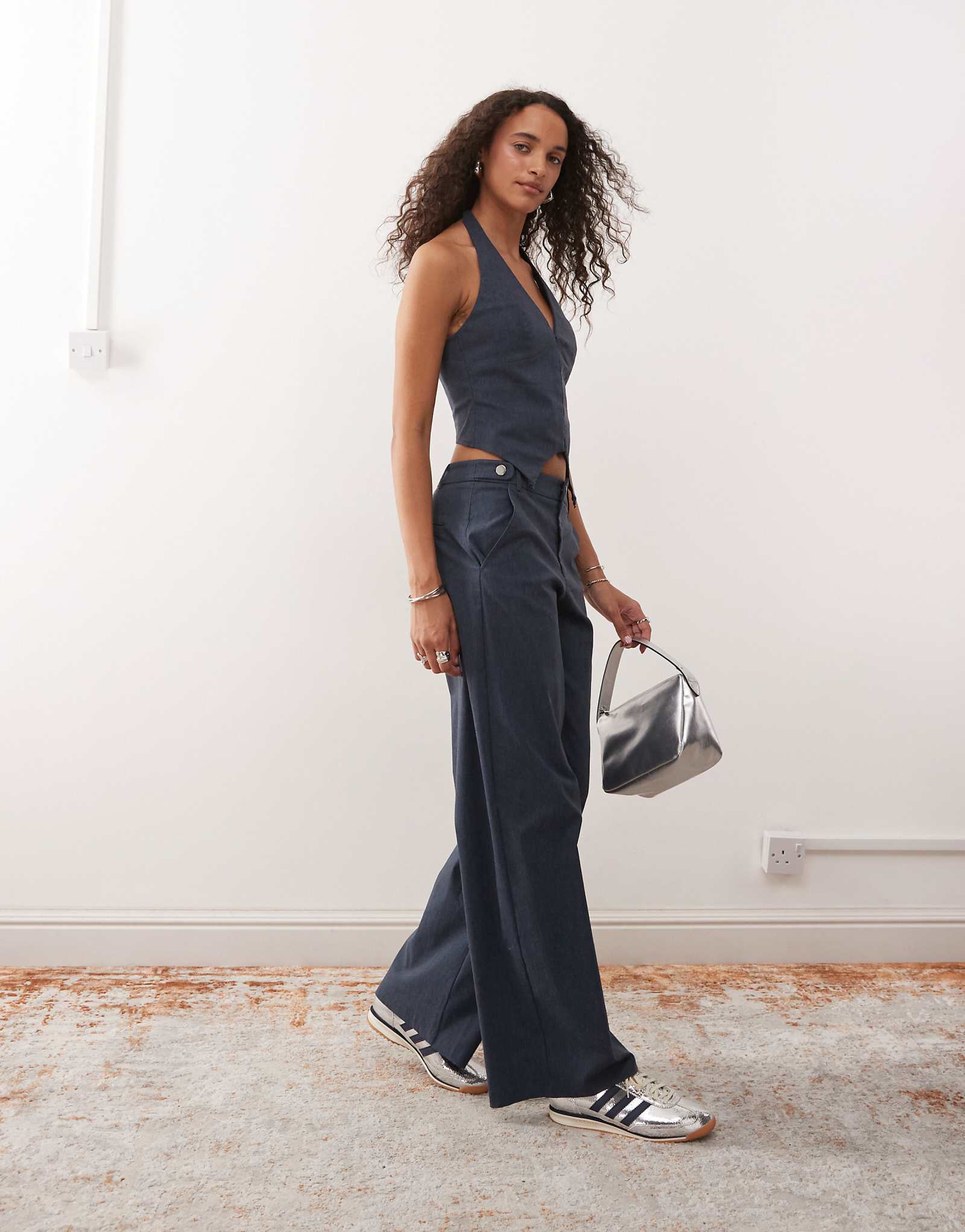 Брюки COLLUSION bengaline с низкой посадкой сшитые на заказ из синего денима 13290₽