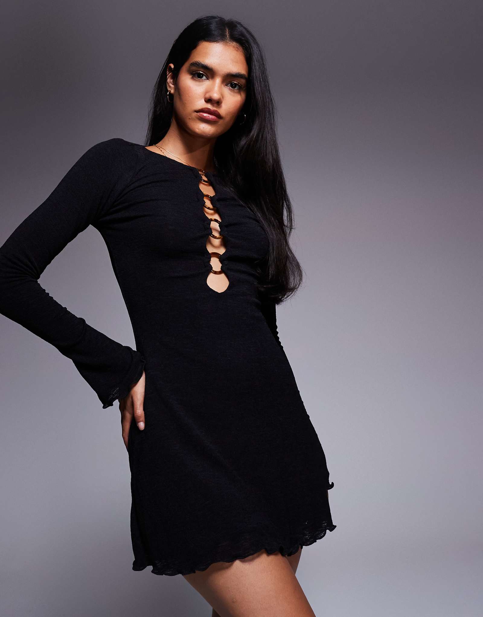 Черное мини-платье принцессы Полли Деджонг с кольцом по краю подола украшенное листьями салата открытой передней частью 13890₽