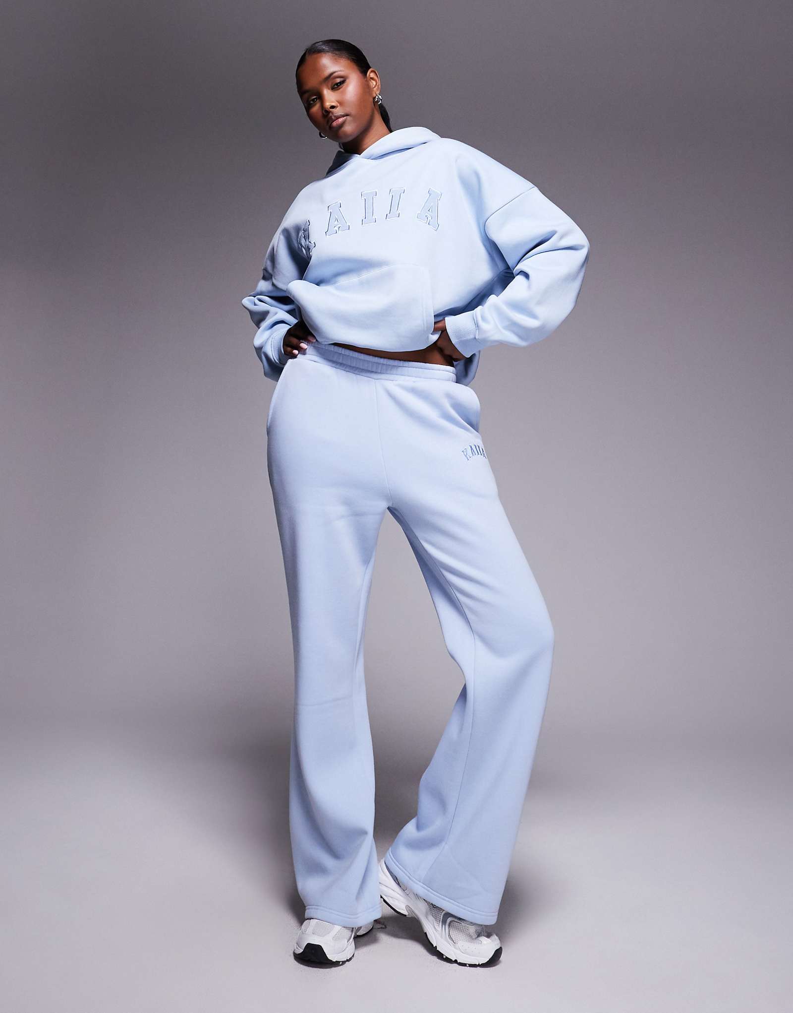 Широкие спортивные брюки с вышитым логотипом Kaiia пыльно-синего цвета - часть комплекта 8990₽
