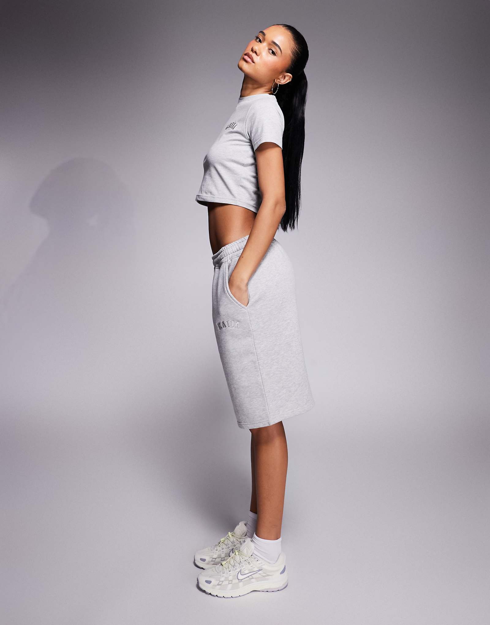 Ярусная толстовка с вышитым логотипом Kaiia и шорты из ткани темно-верескового цвета - часть комплекта