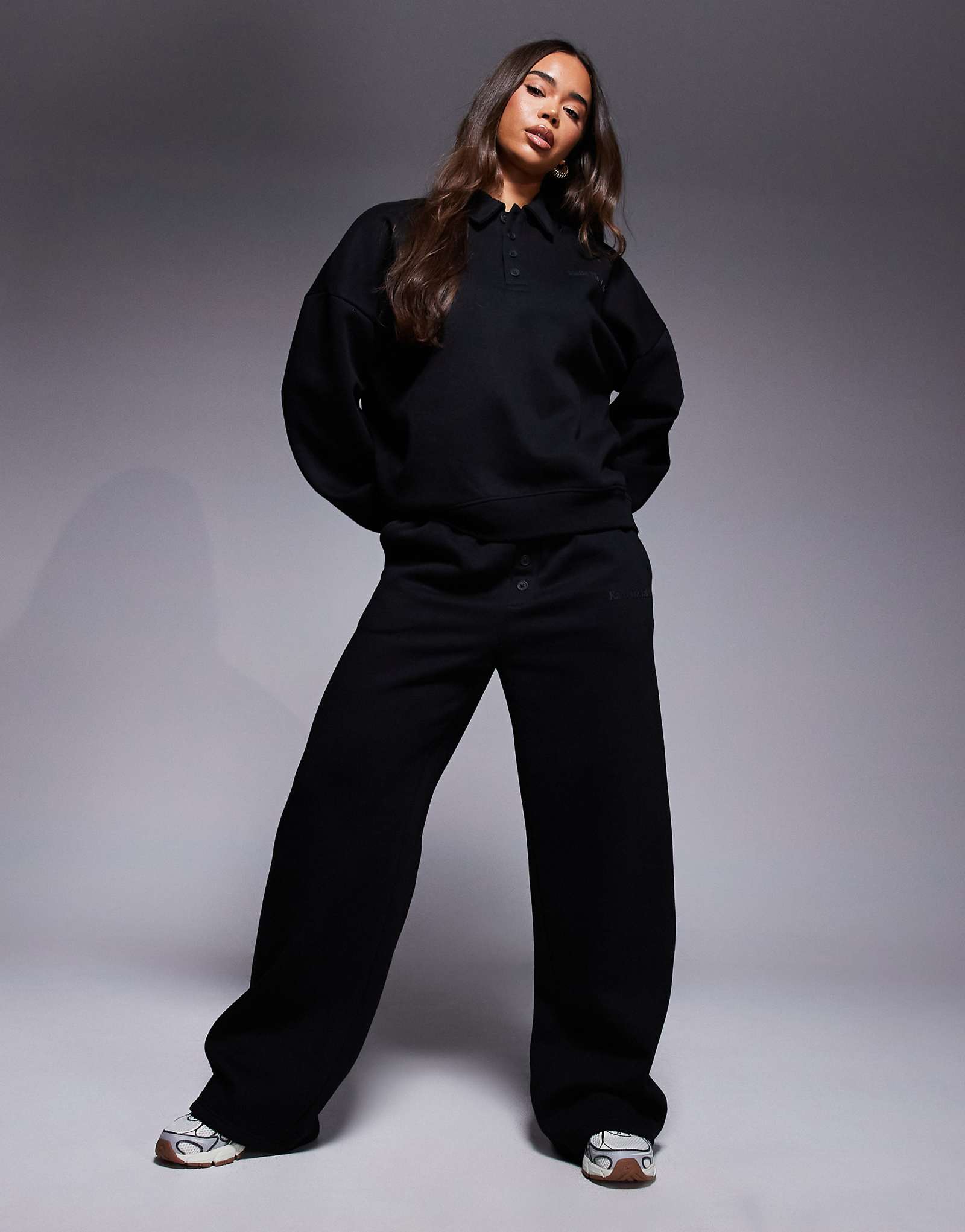 Широкие спортивные брюки с логотипом Kaiia на пуговицах черного цвета - часть комплекта 8990₽
