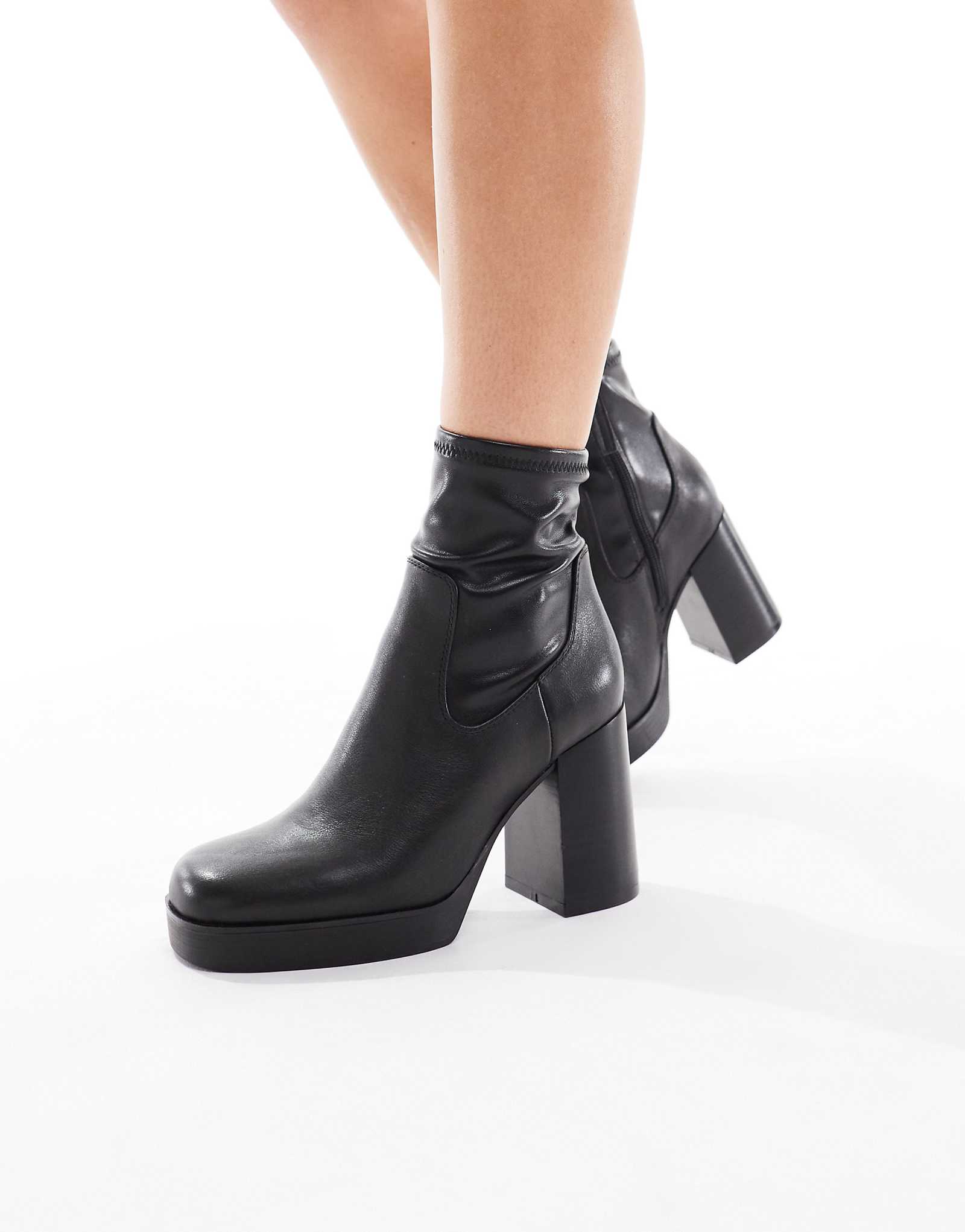 Сапоги ALDO Seraphica на высоком массивном каблуке с носком по щиколотку из черной кожи 42490₽