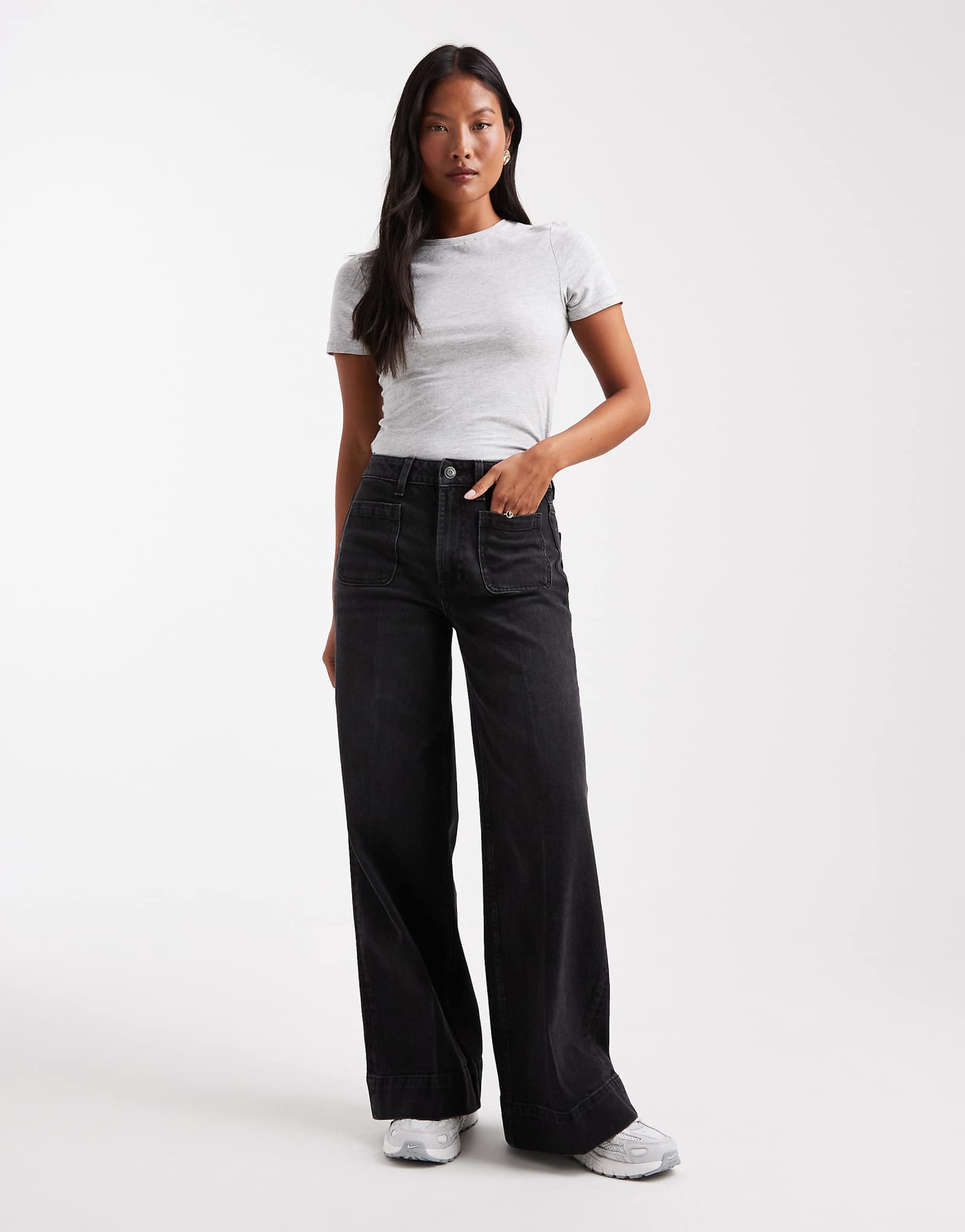 ДИЗАЙНЕРСКИЕ джинсы ASOS с высокой посадкой и широкими штанинами черного цвета с передними карманами 10190₽