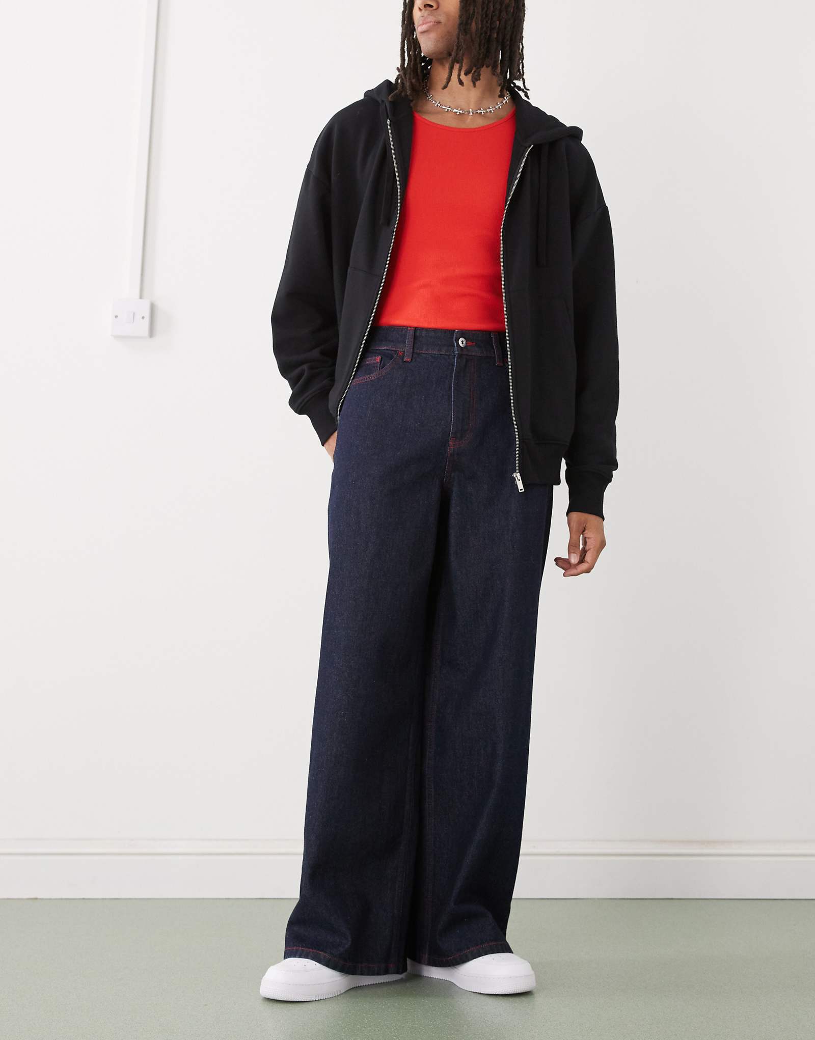 Облегающие джинсы с широкими штанинами средней посадки в полоскании 11190₽