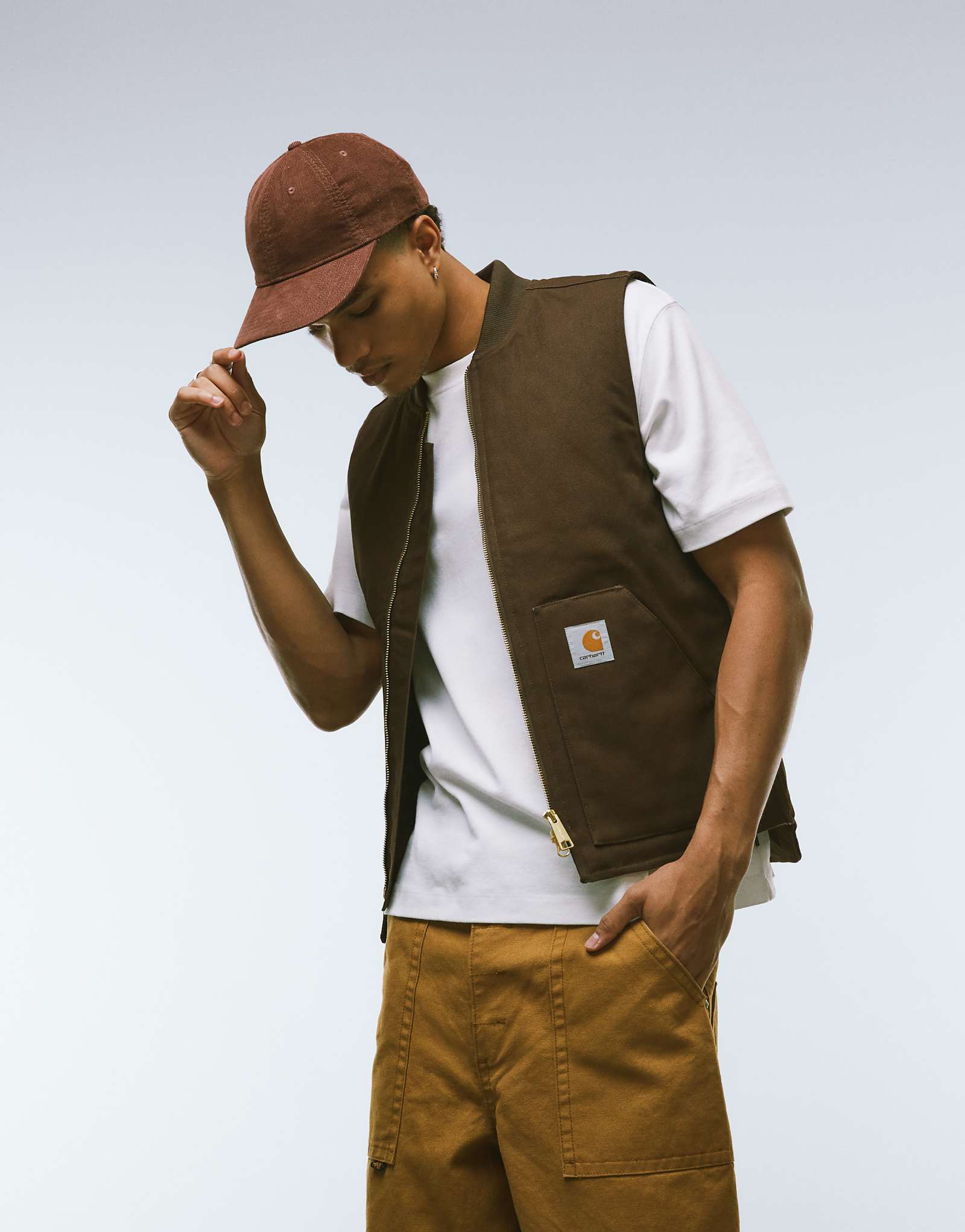 Классический жилет Carhartt WIP коричневого цвета 40390₽