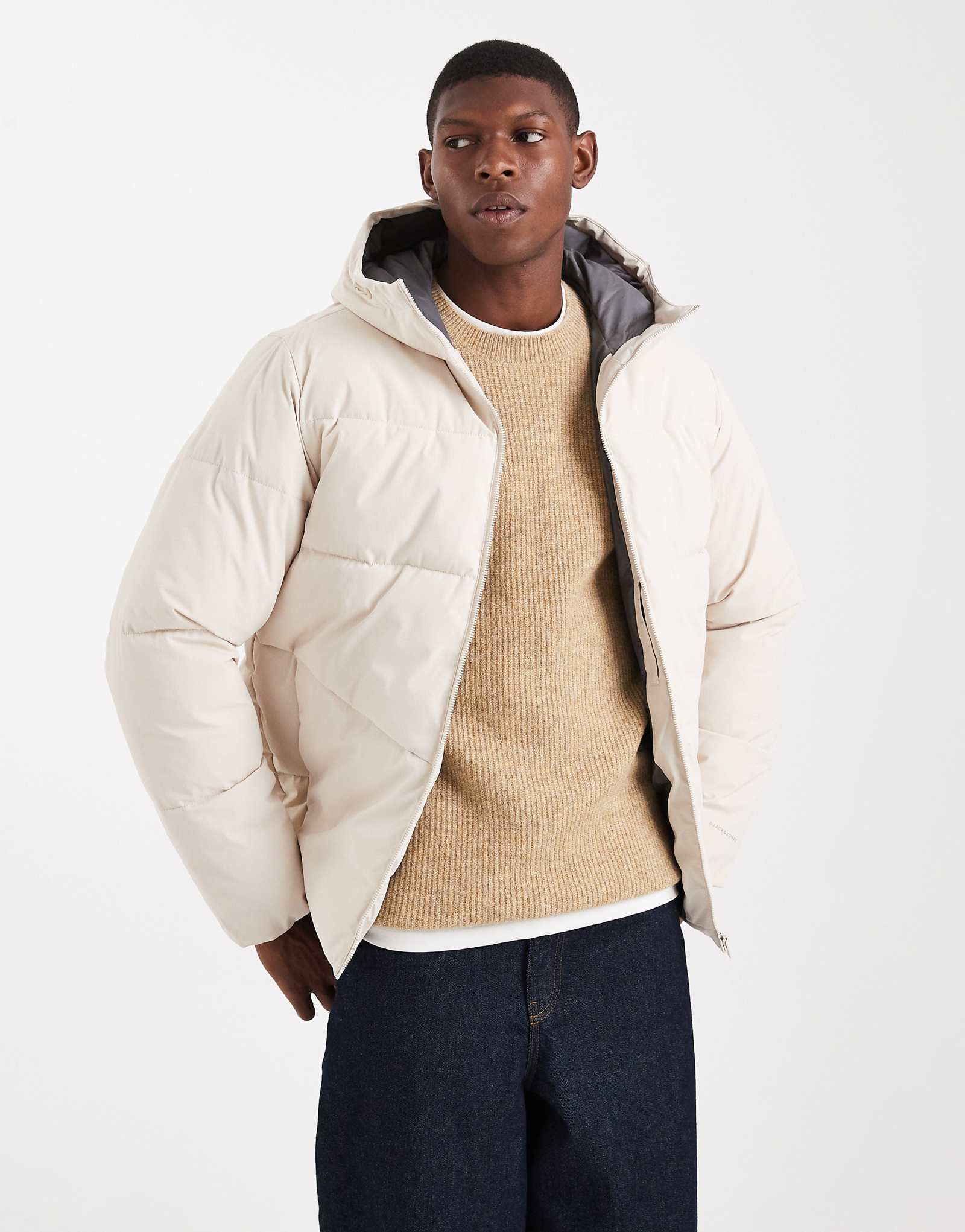 Пуховик Jack -Jones с капюшоном темно-белого цвета 12890₽