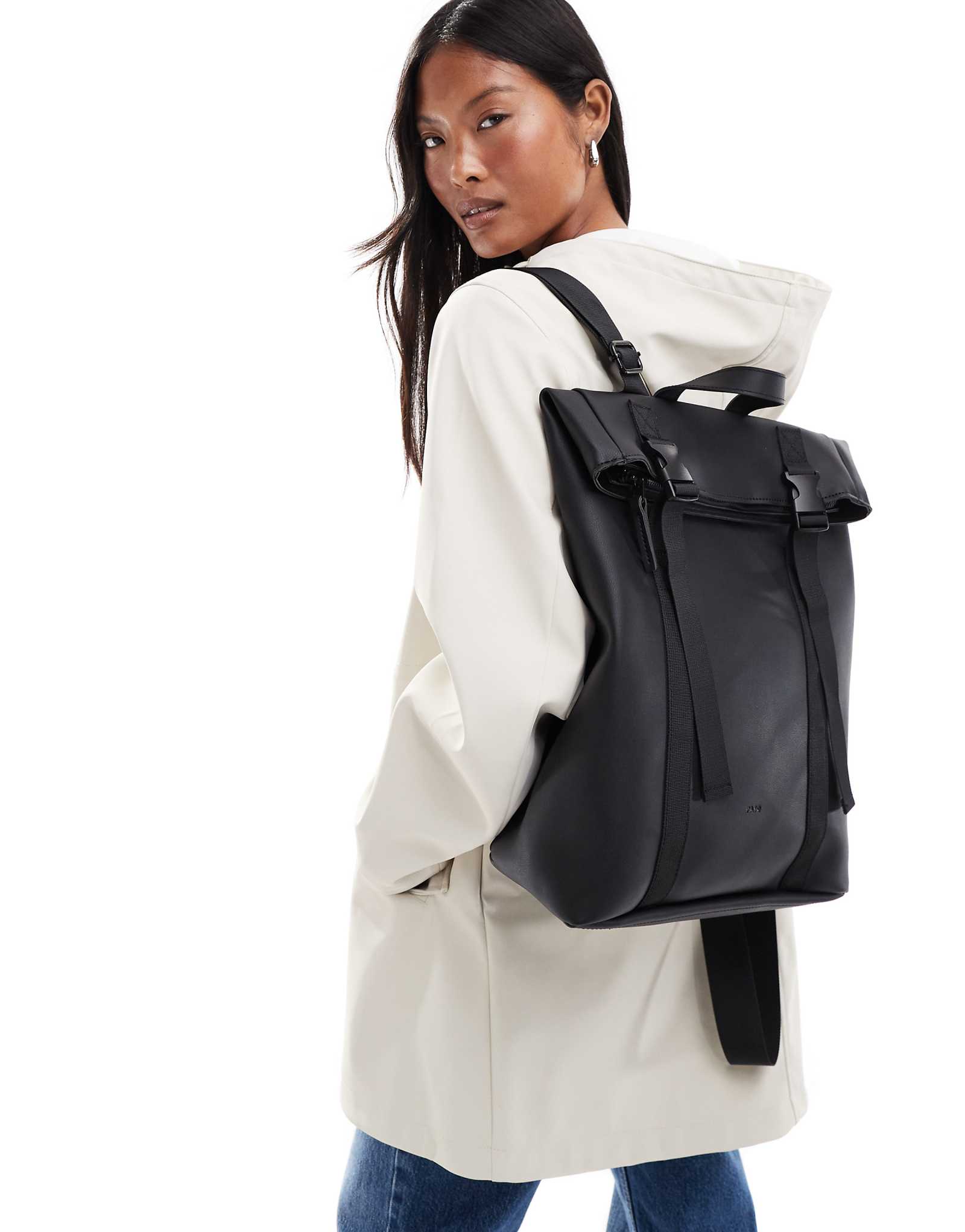 Рюкзак PASQ с двойным зажимом и откидным верхом черного цвета