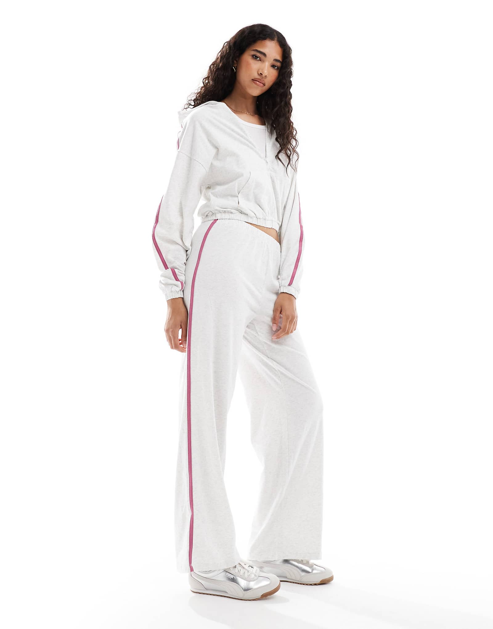 Хлопчатобумажные брюки для зала вылета серого цвета