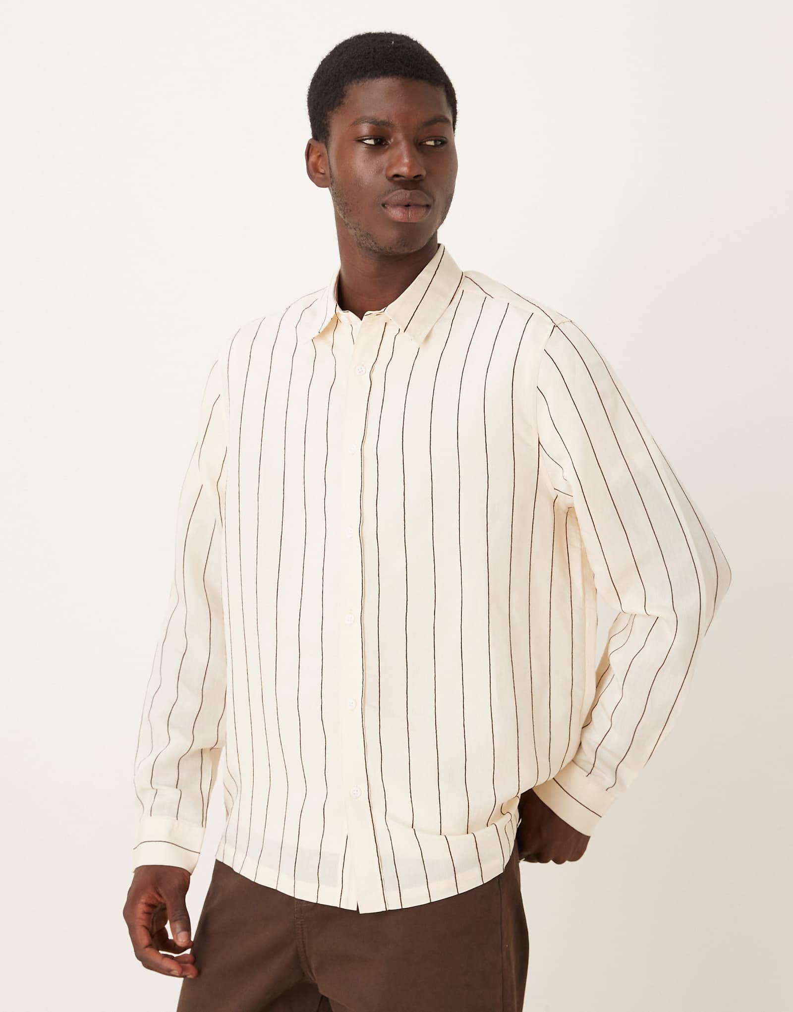 Непринужденная рубашка ASOS DESIGN в коричневую фактурную полоску с вышивкой на груди 8790₽