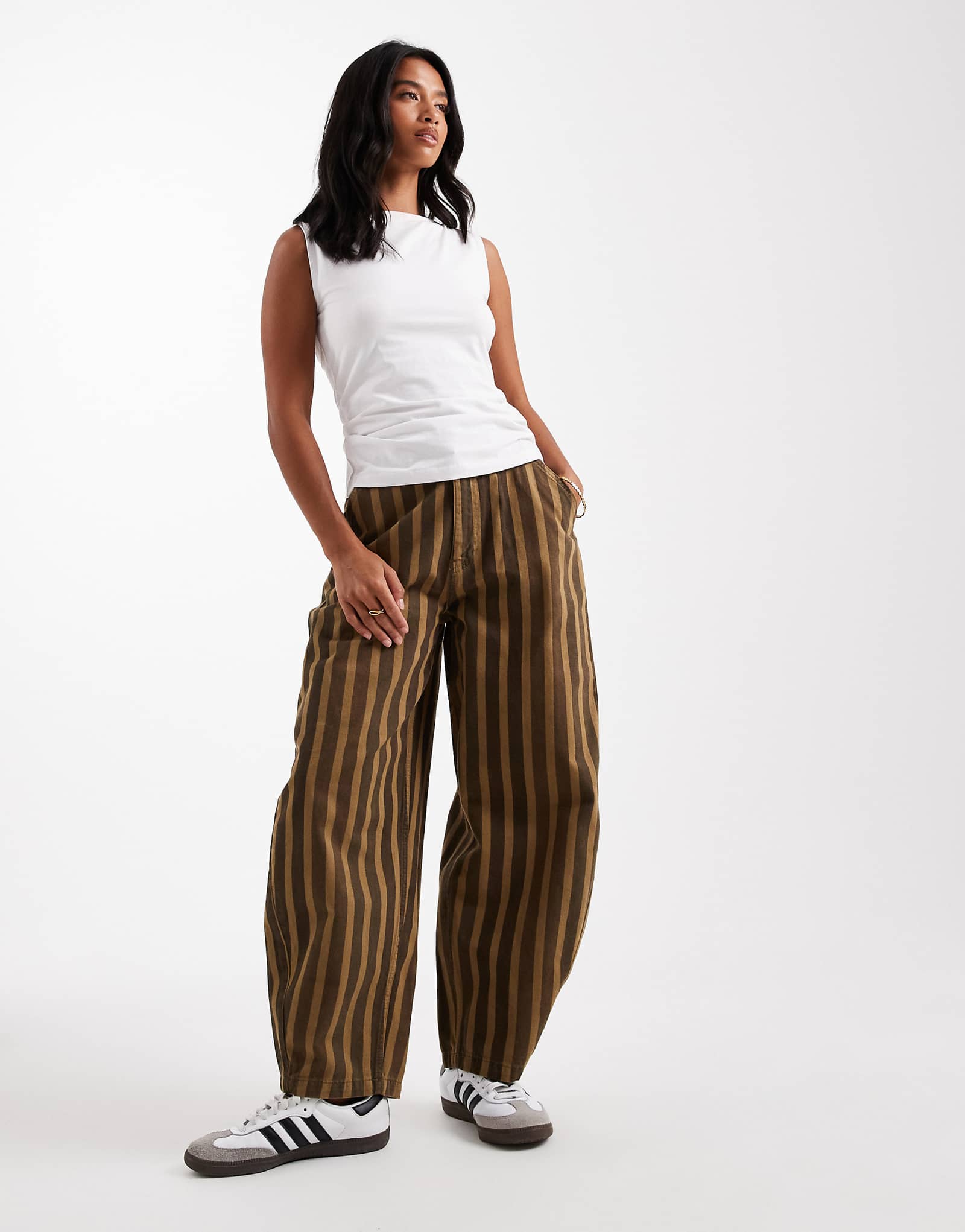 Дизайнерские брюки-бочкообразки ASOS в стиранную полоску 11190₽