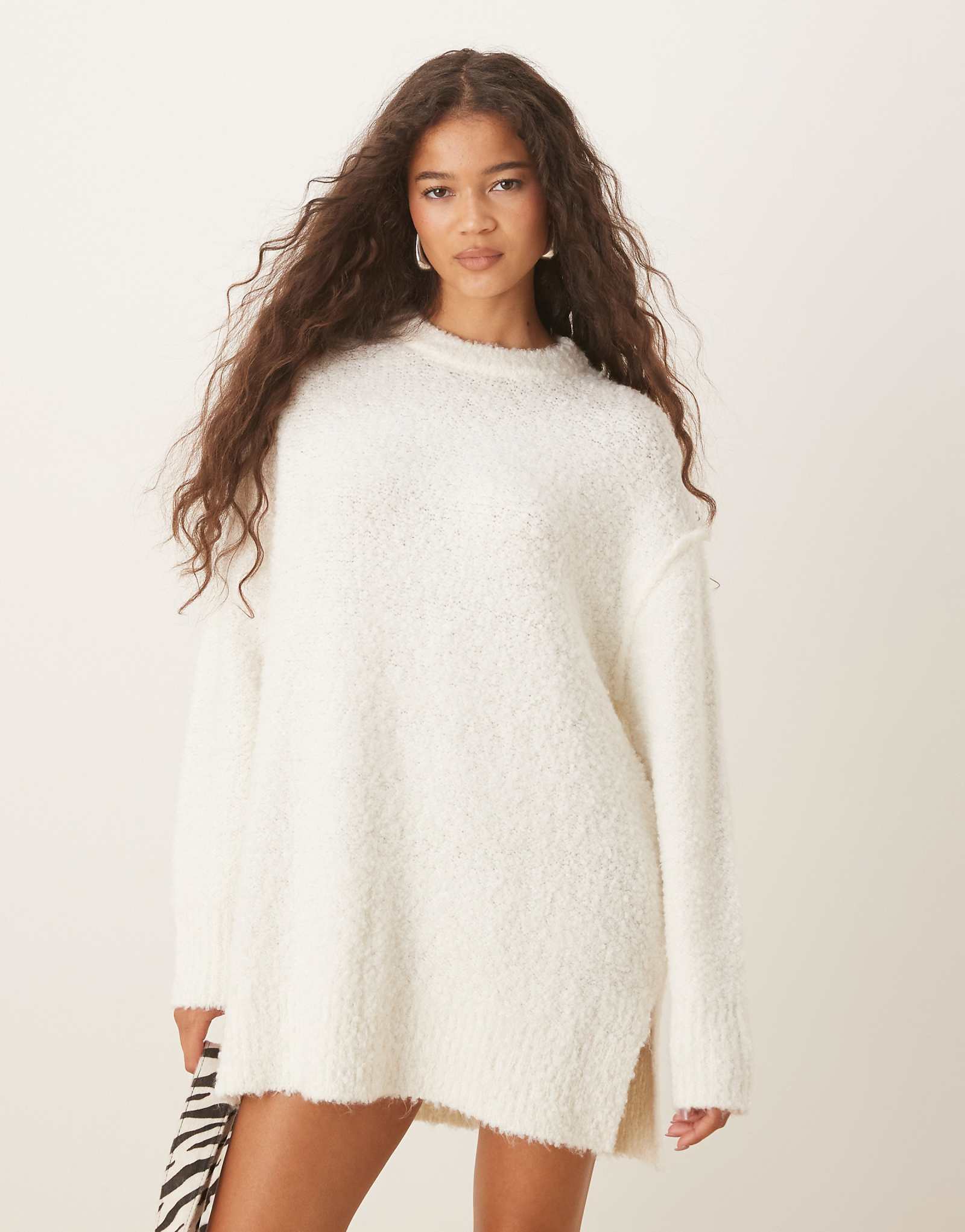 Гламурное пушистое мини-платье-свитер белого цвета