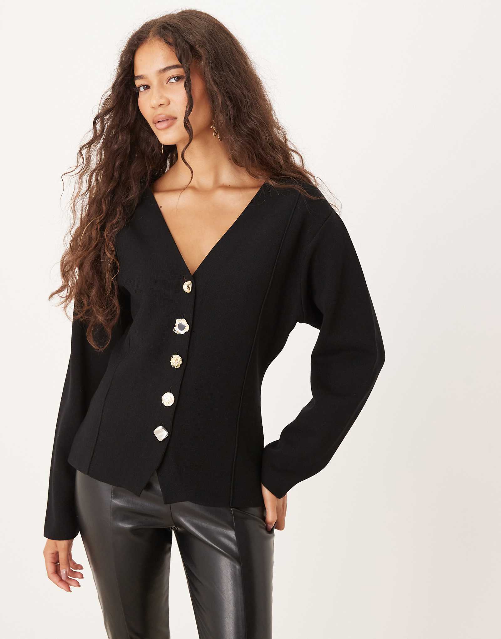 Компактный вязаный жакет Mango черного цвета с эффектными пуговицами 20390₽