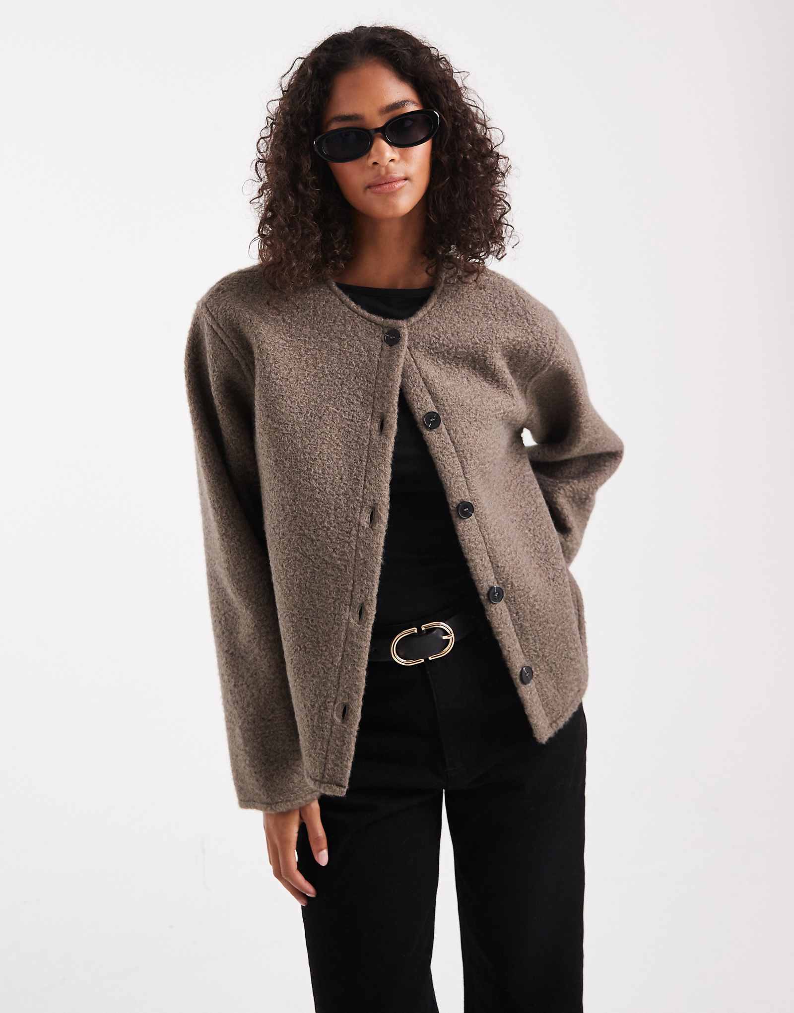 Короткая плюшевая куртка из кусочков шоколадно-коричневого цвета 13290₽