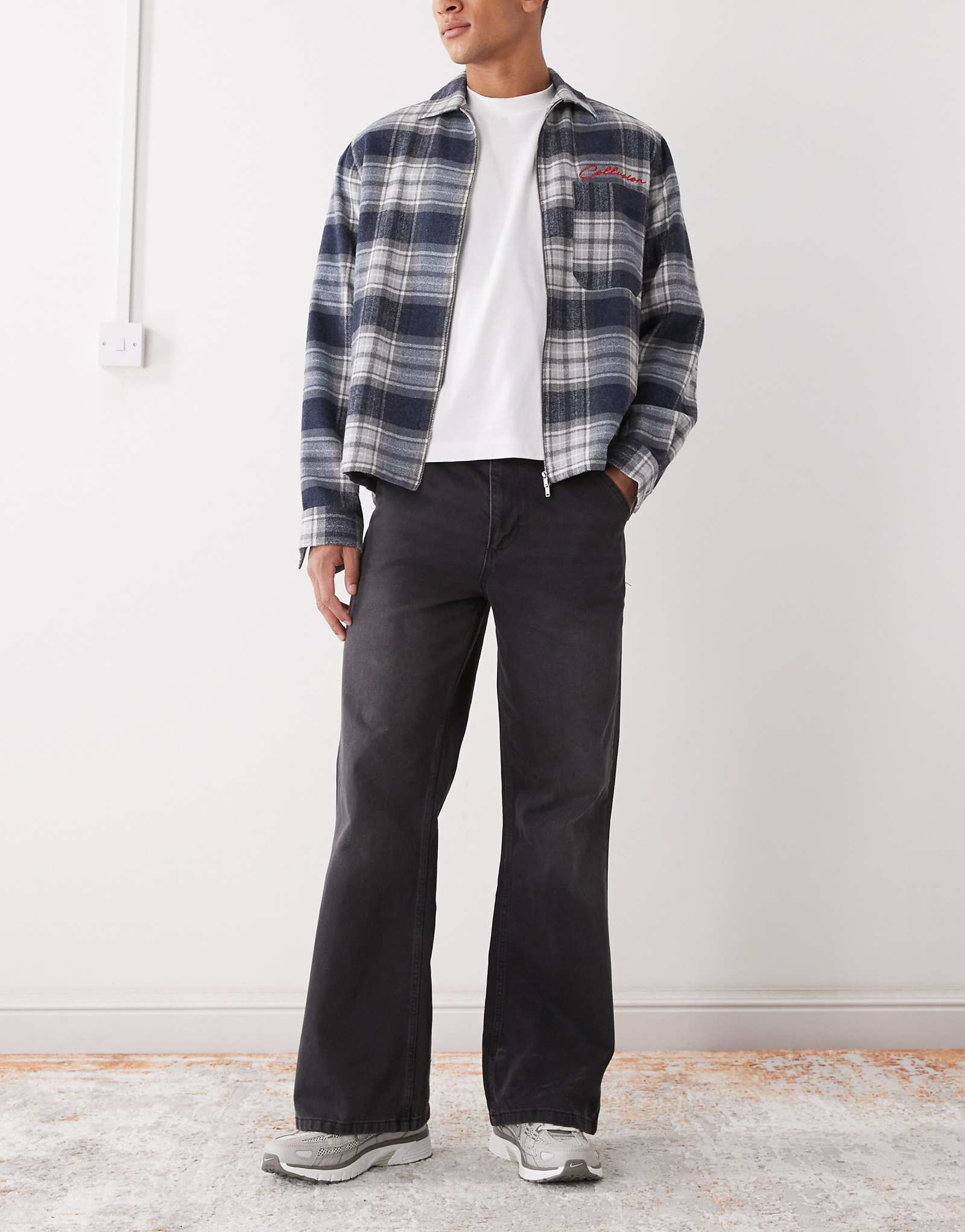 Джинсы-клеш COLLUSION черного цвета застиранные 12290₽