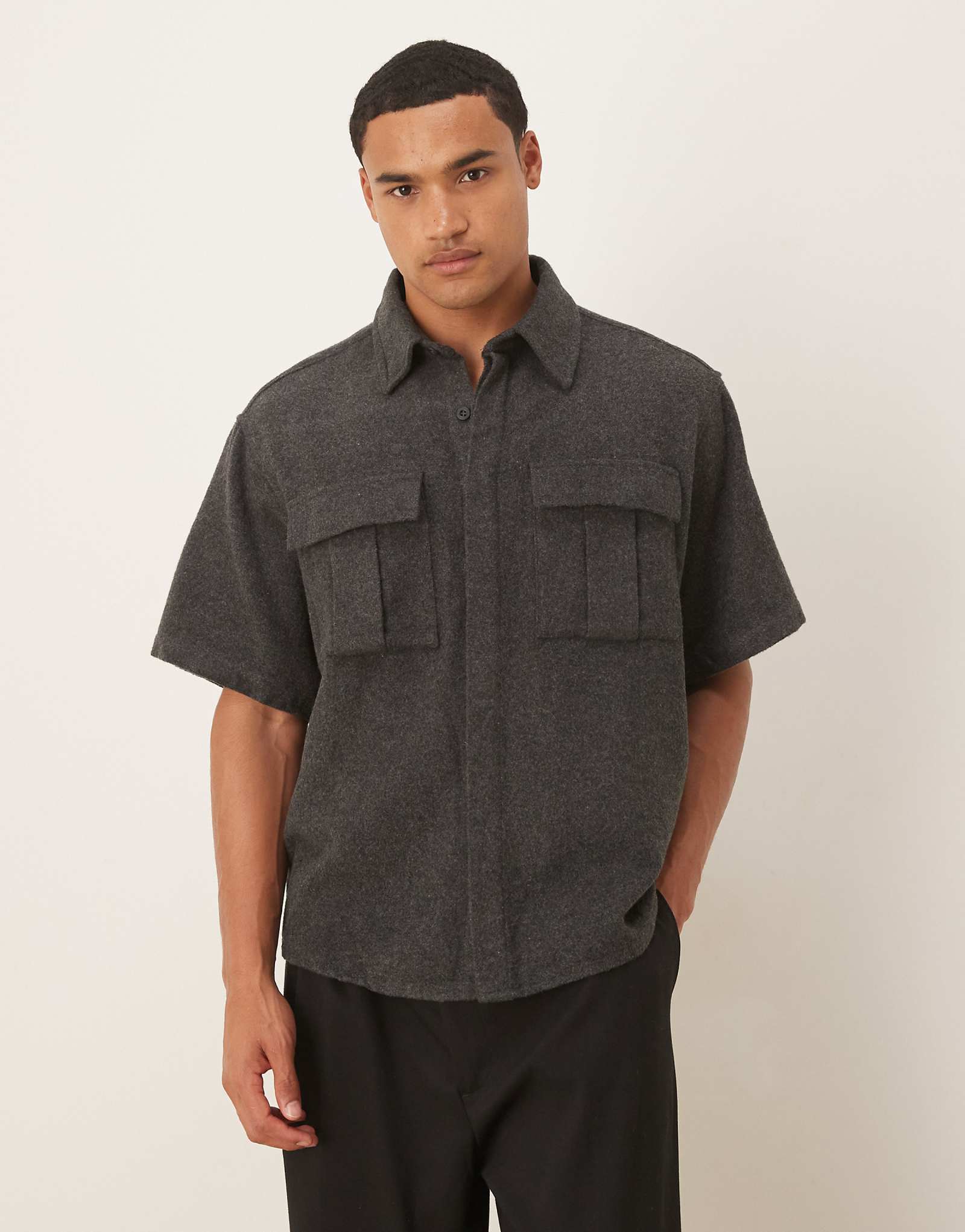 Практичная рубашка оверсайз от ASOS DESIGN коричневого цвета с матовым рисунком 8790₽