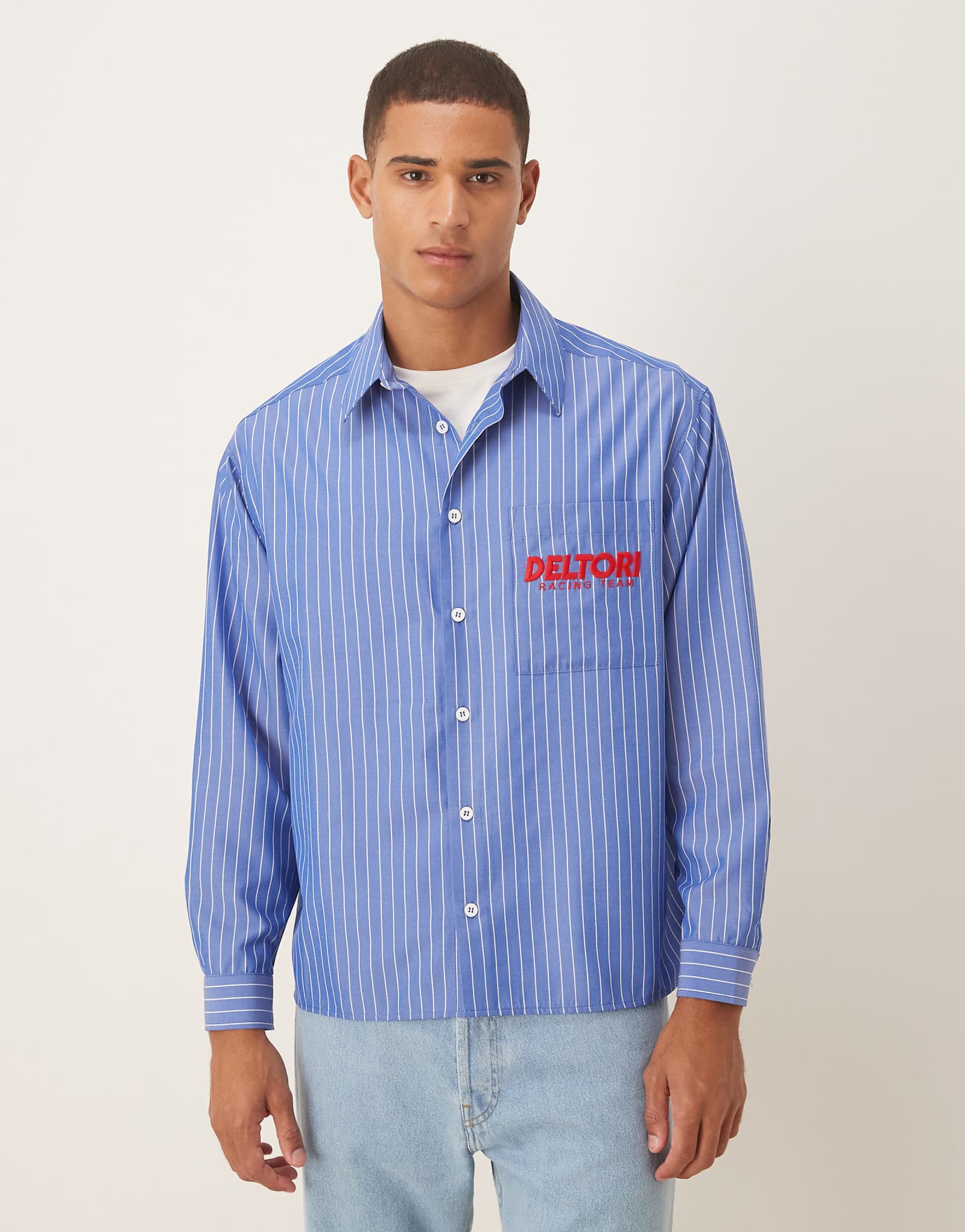 Рубашка оверсайз ASOS DESIGN с вышитым логотипом из хлопкового поплина синяя в полоску 9190₽