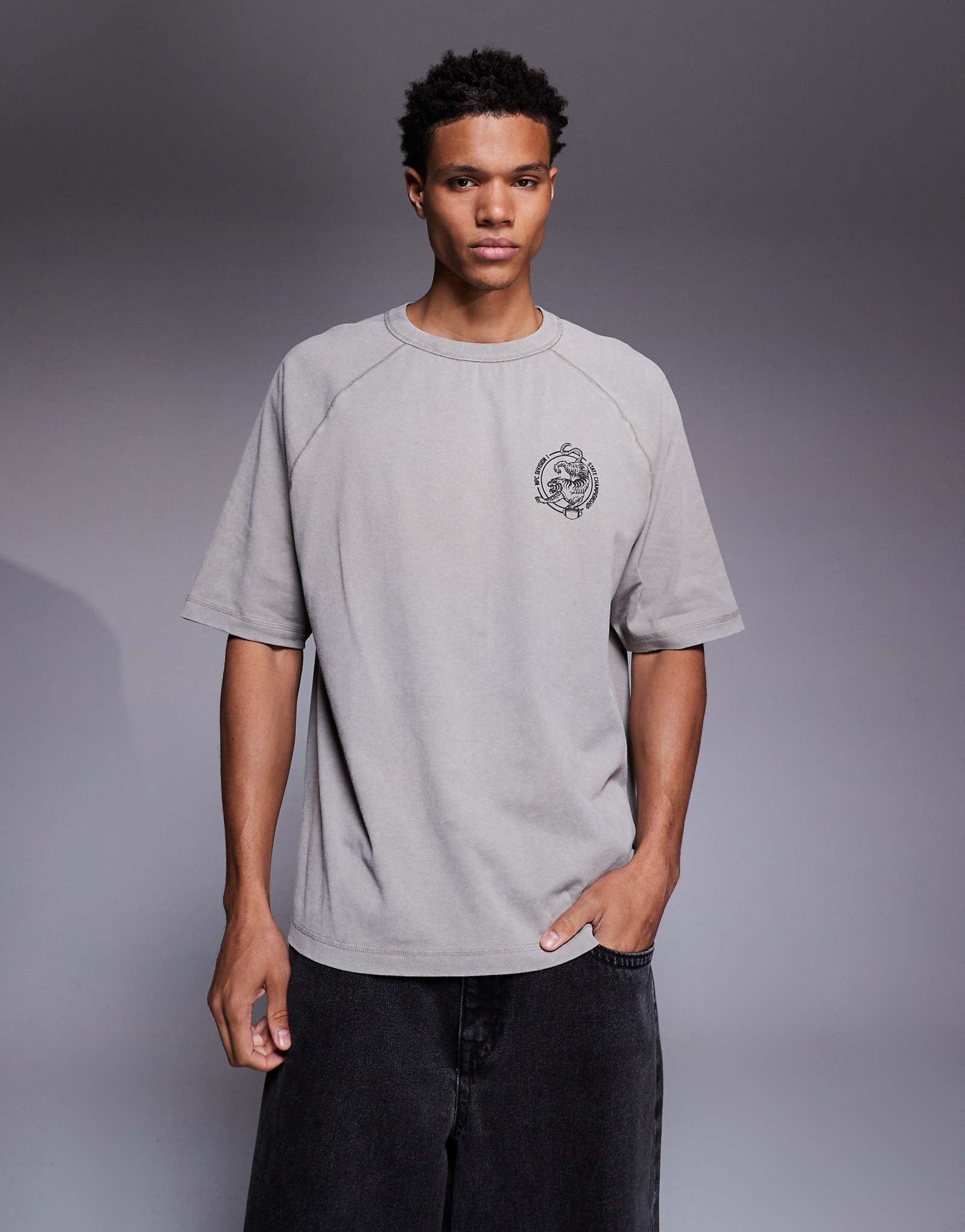 Футболка ASOS DESIGN из плотной ткани реглан оверсайз с принтом цвета хаки 3990₽