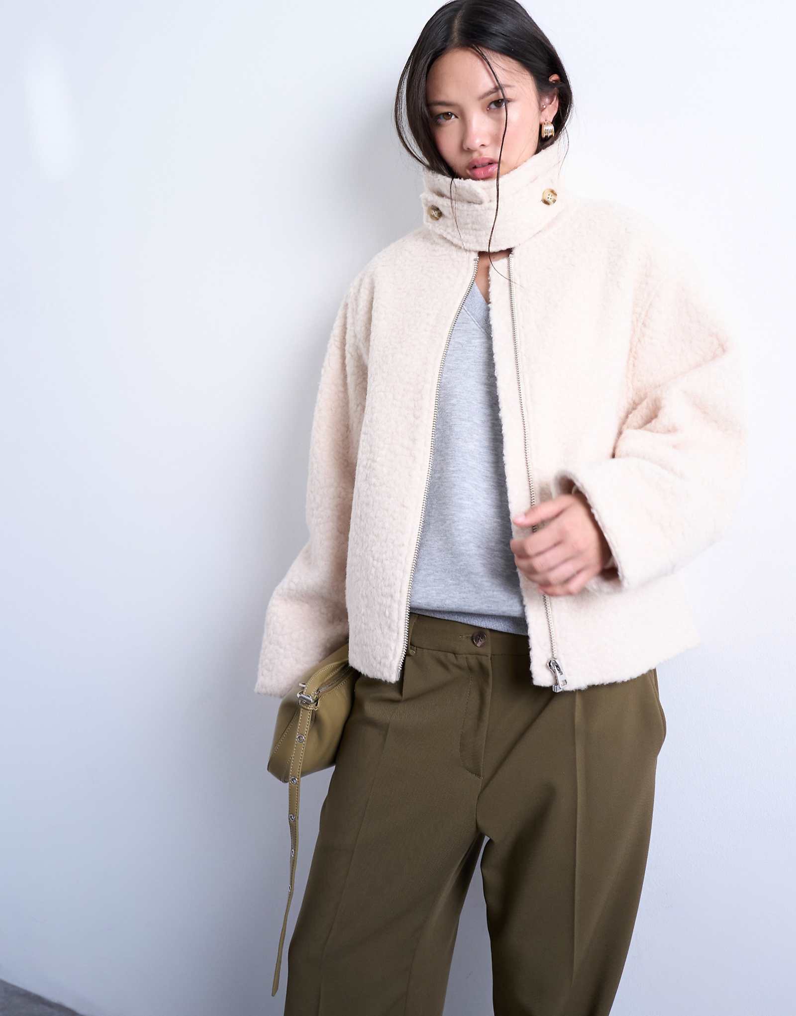 Бомбер с отделкой из букле от Topshop кремового цвета 9790₽