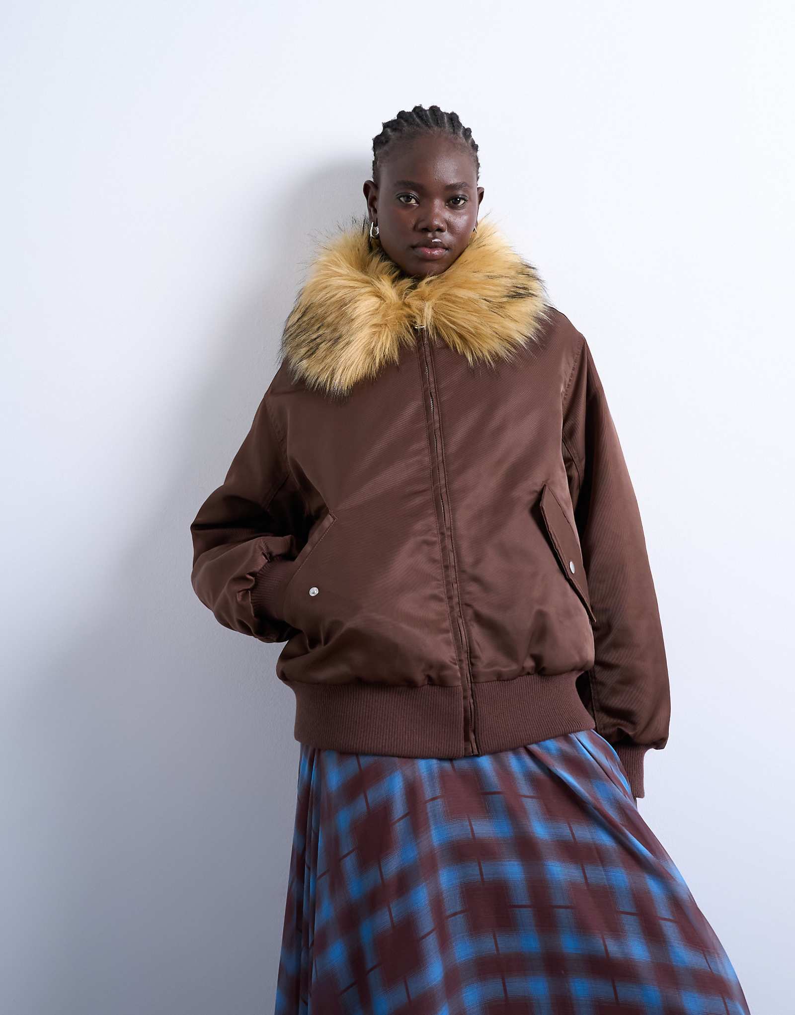 Нейло куртка-бомбер Topshop шоколадного цвета с воротником из искусственного меха 24290₽