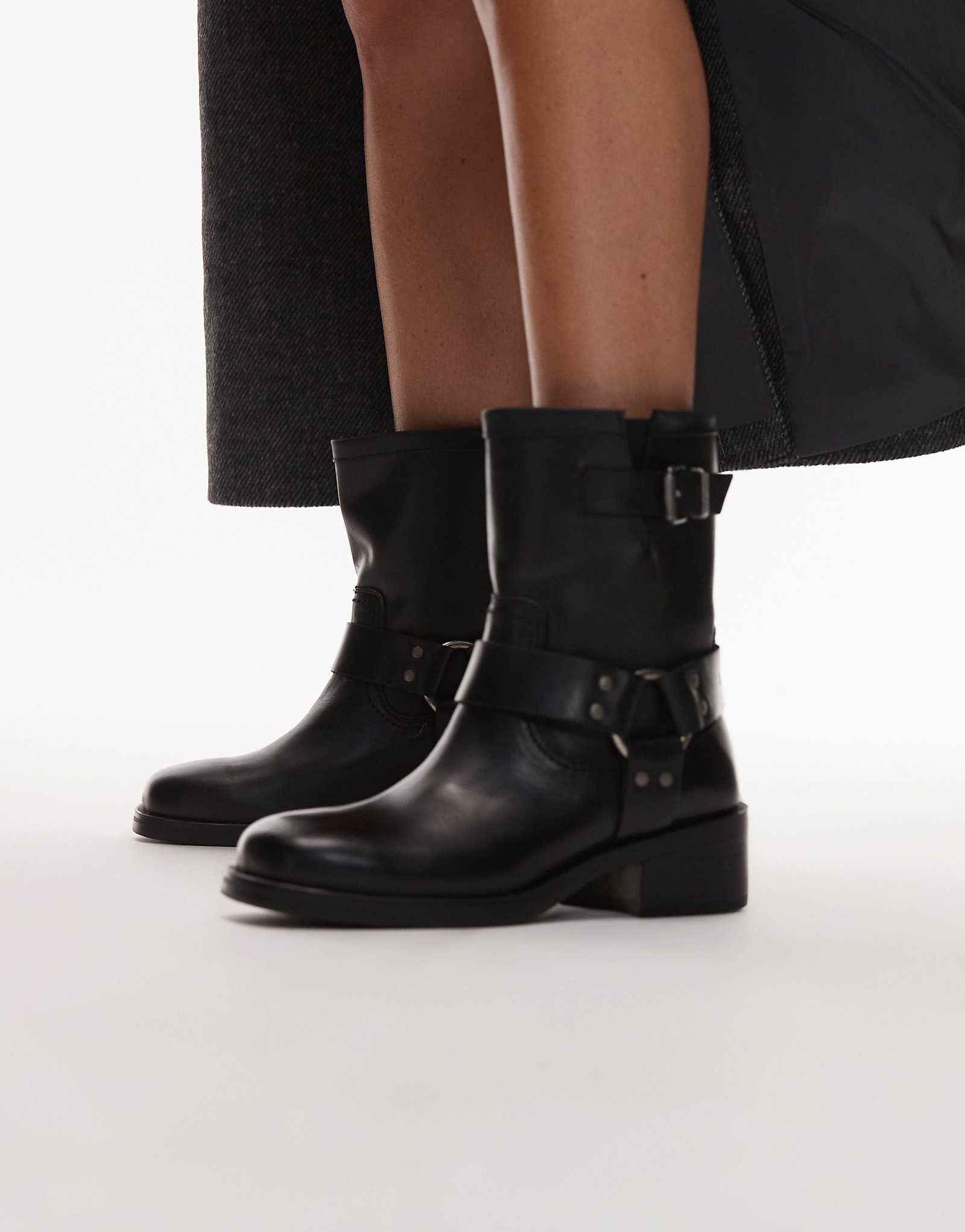 Байкерские ботинки Tommy Jeans черного цвета с пряжкой 53490₽