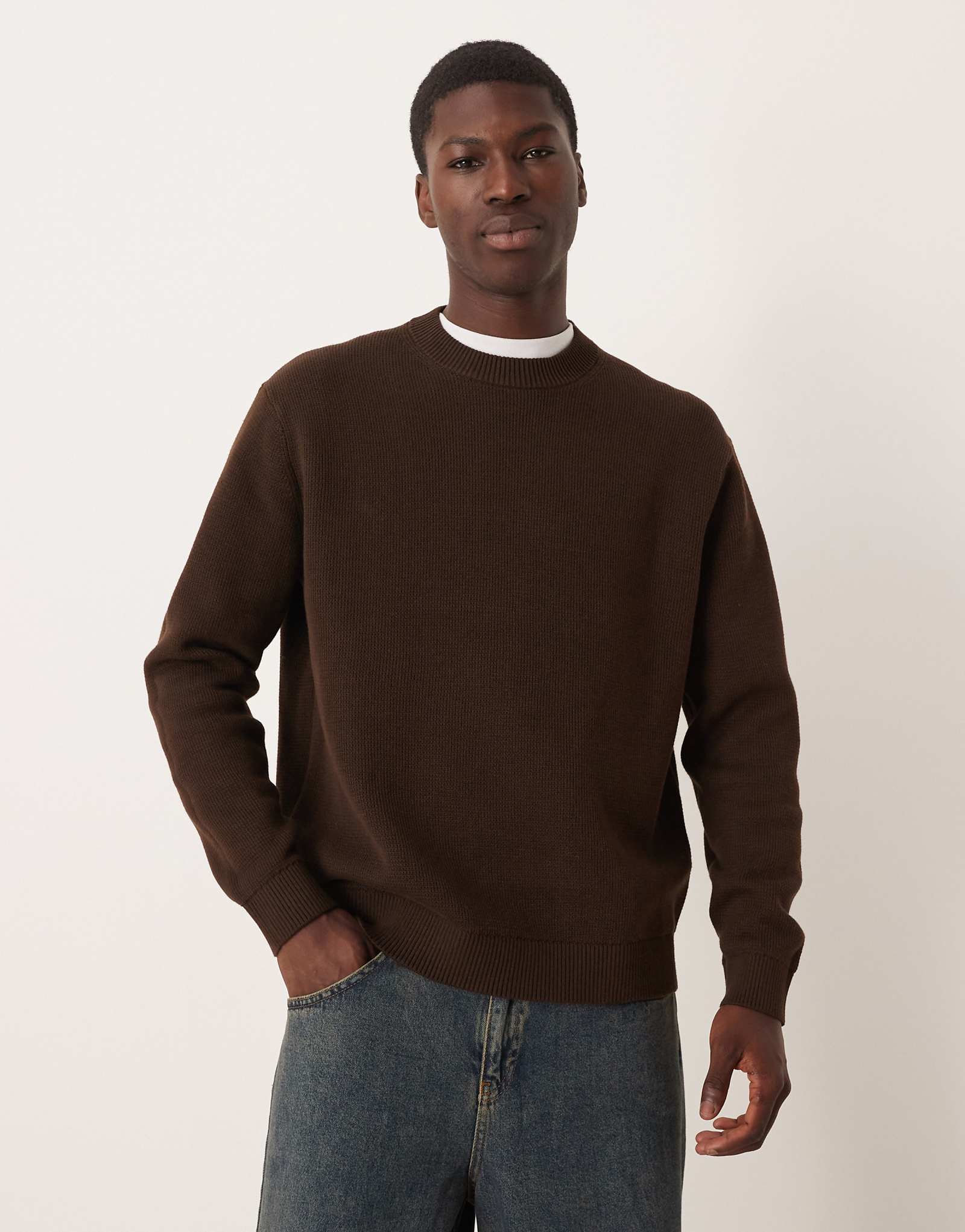 Выбранный свитер квадратной вязки коричневого цвета 16490₽