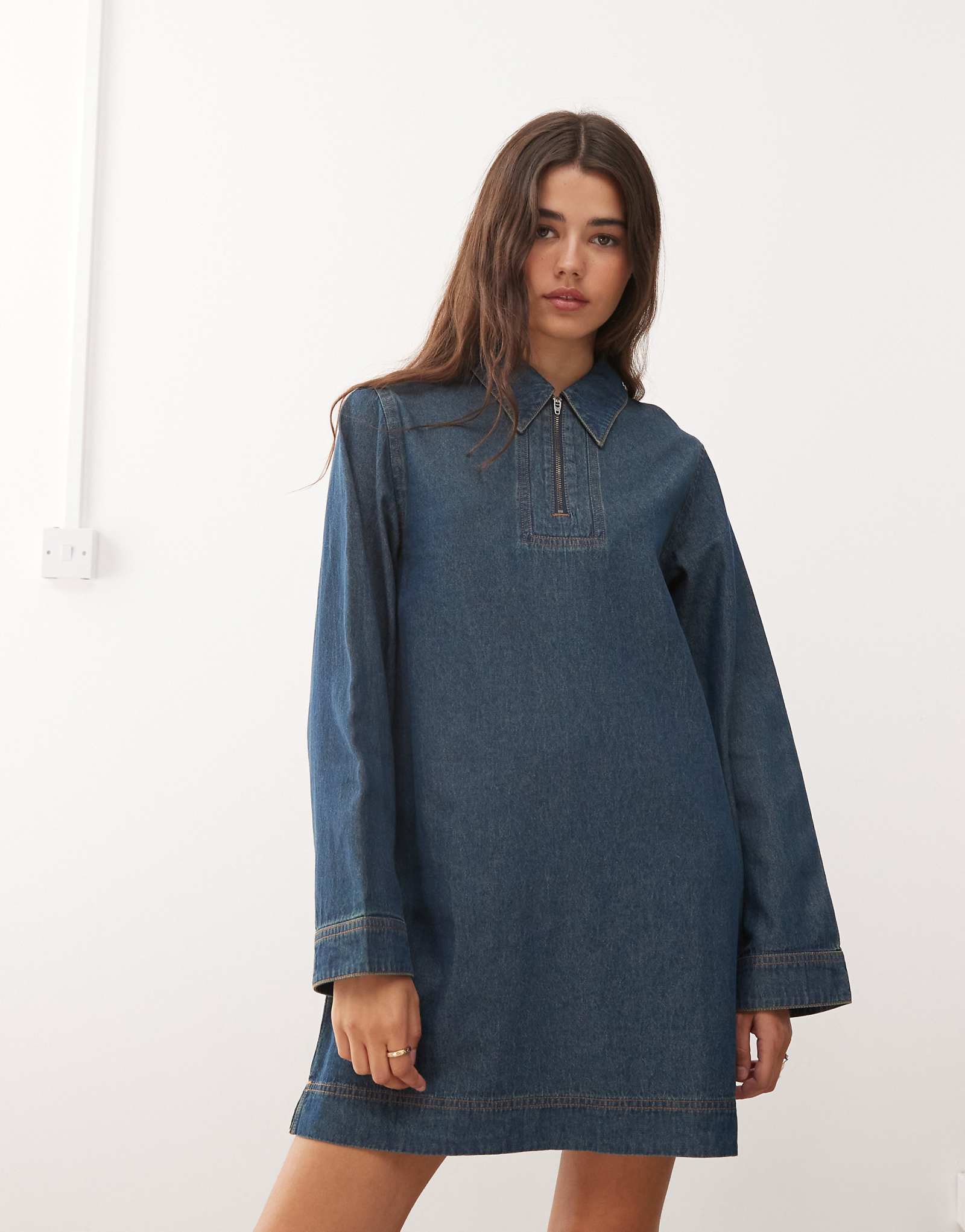 Восстановленная винтажная джинсовая рубашка с длинным рукавом и мини-платье средне-синего цвета 11690₽