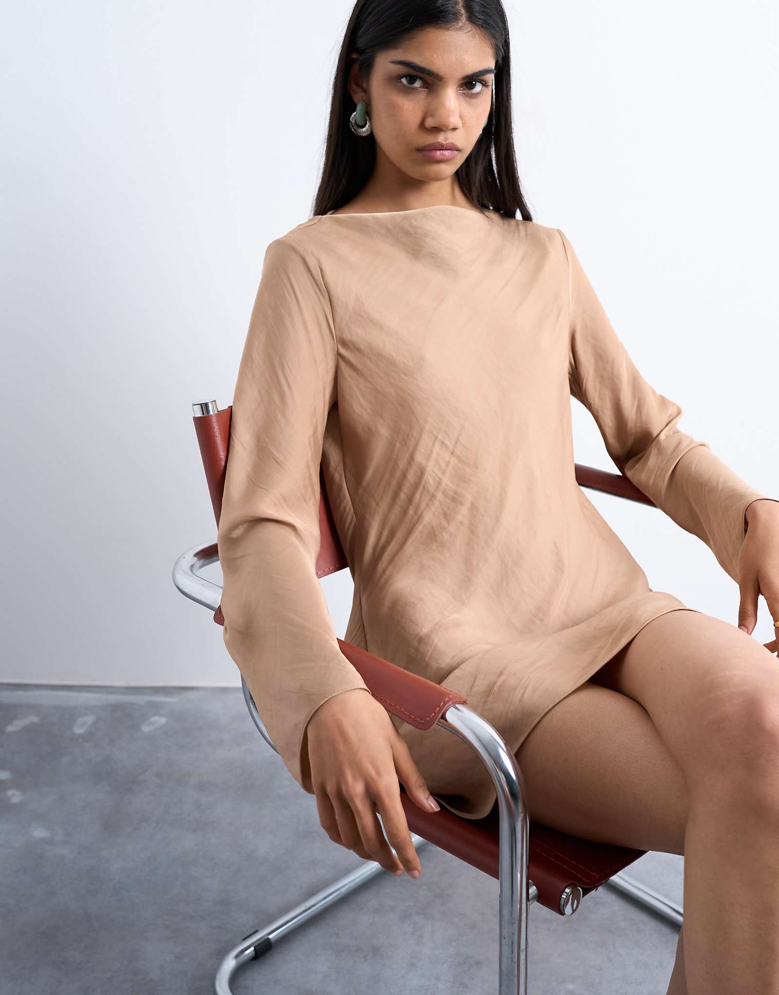 Мини-атласное платье Topshop с капюшоном на спине и длинным рукавом карамельного цвета 7190₽