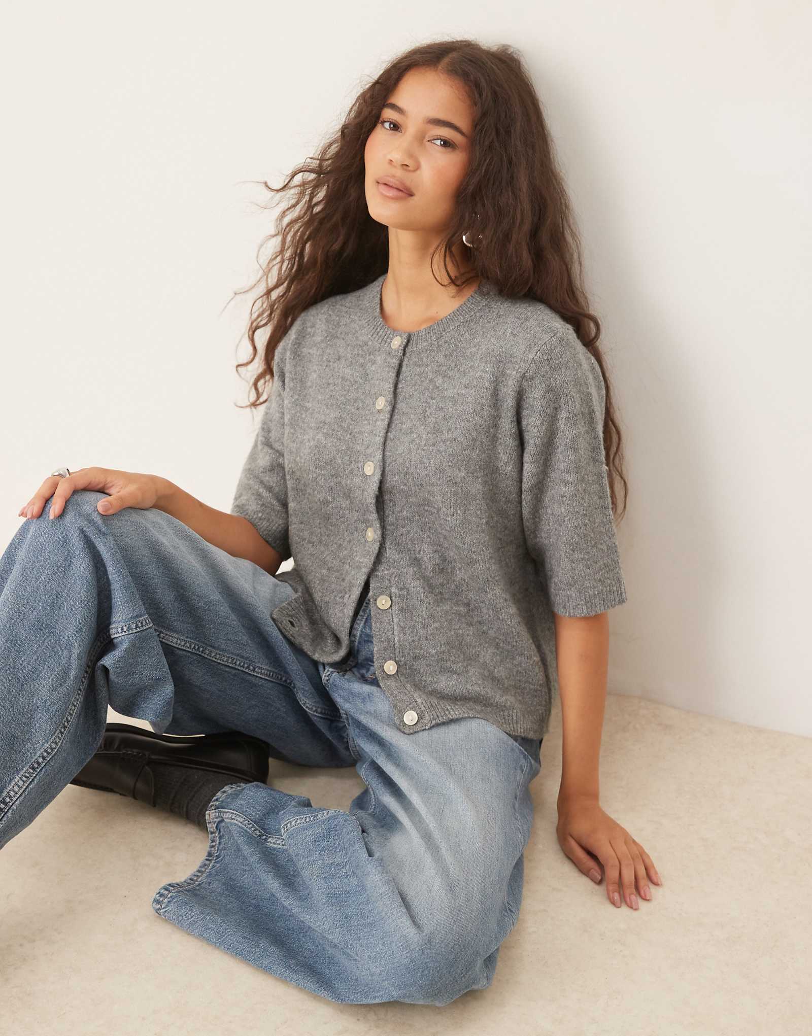 Вязаный кардиган VILA с коротким рукавом средне-серого меланжевого цвета