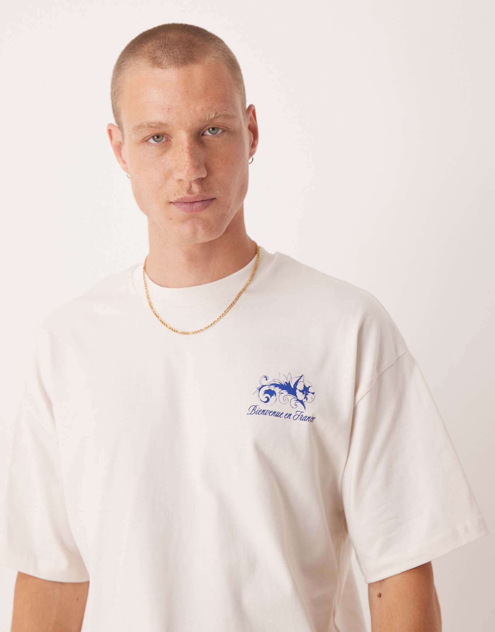 Выбранная вами футболка оверсайз с цветочным принтом на спине темно-белого цвета