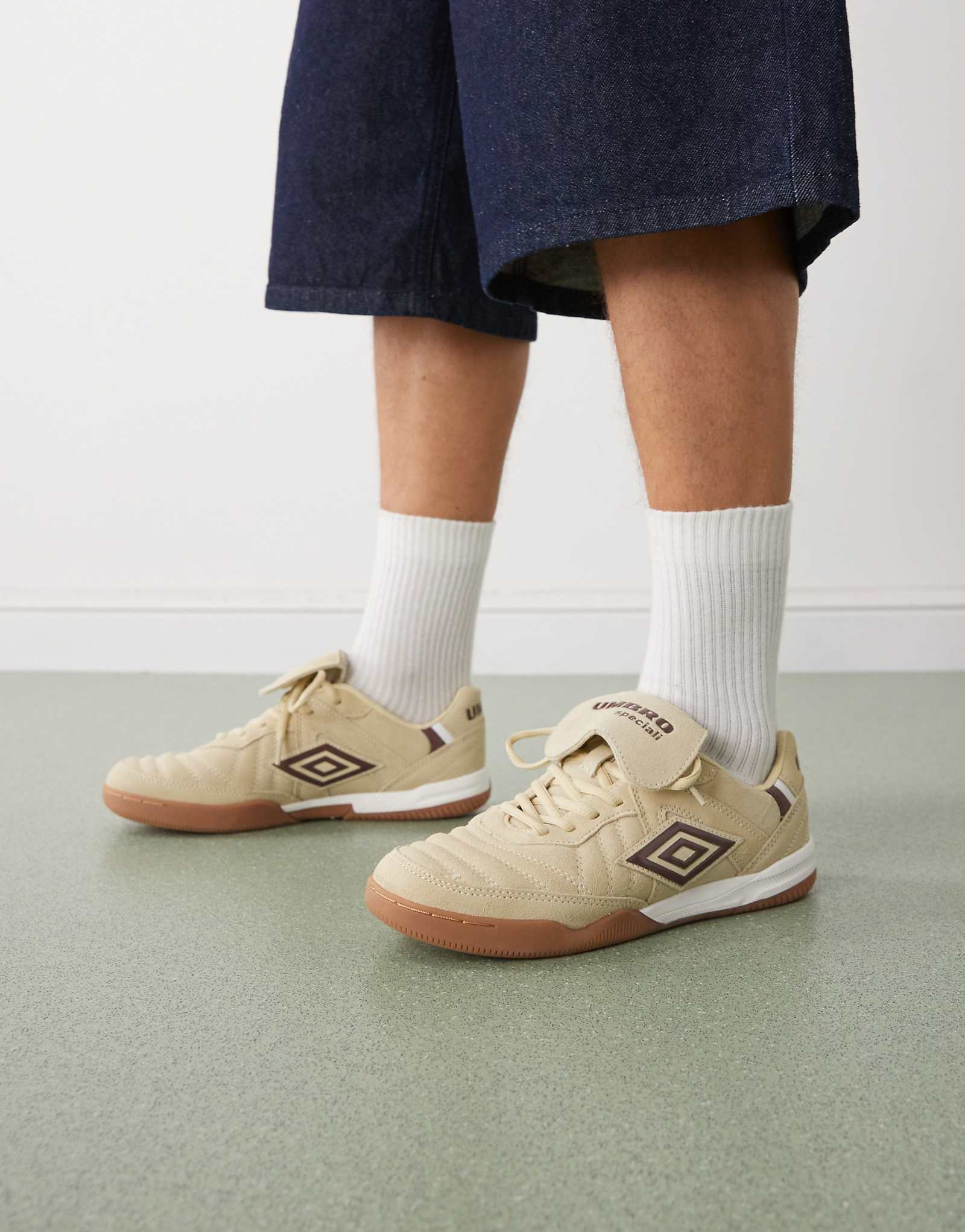 Замшевые кроссовки Umbro Speciali бежевого цвета 30190₽