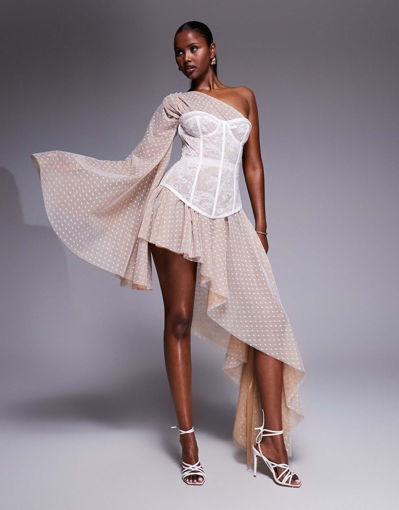 Макси-платье с асимметричным кружевным корсетом в горошек цвета слоновой кости от The Dolls House Circa Evangeline