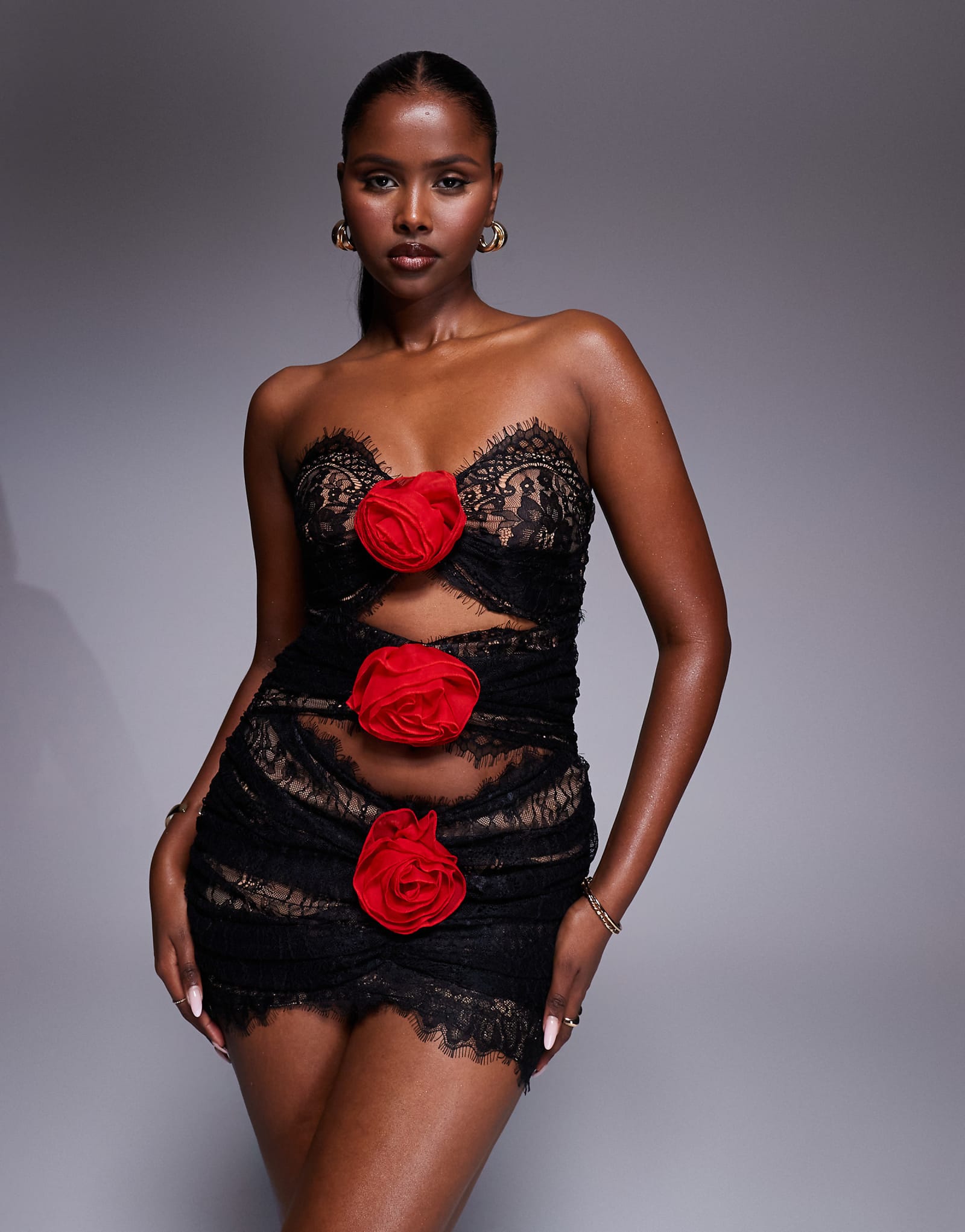 Кукольный домик Софи в красном кружевном мини-платье с розочками и вырезом черного цвета