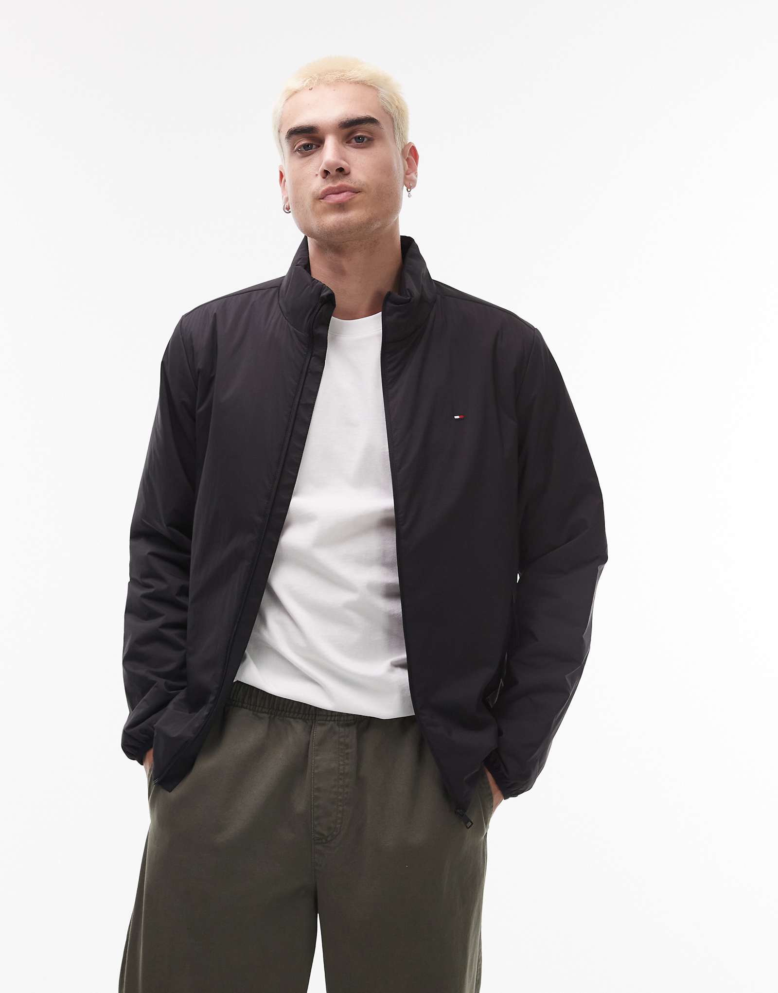 Легкая куртка Tommy Hilfiger черного цвета 46890₽