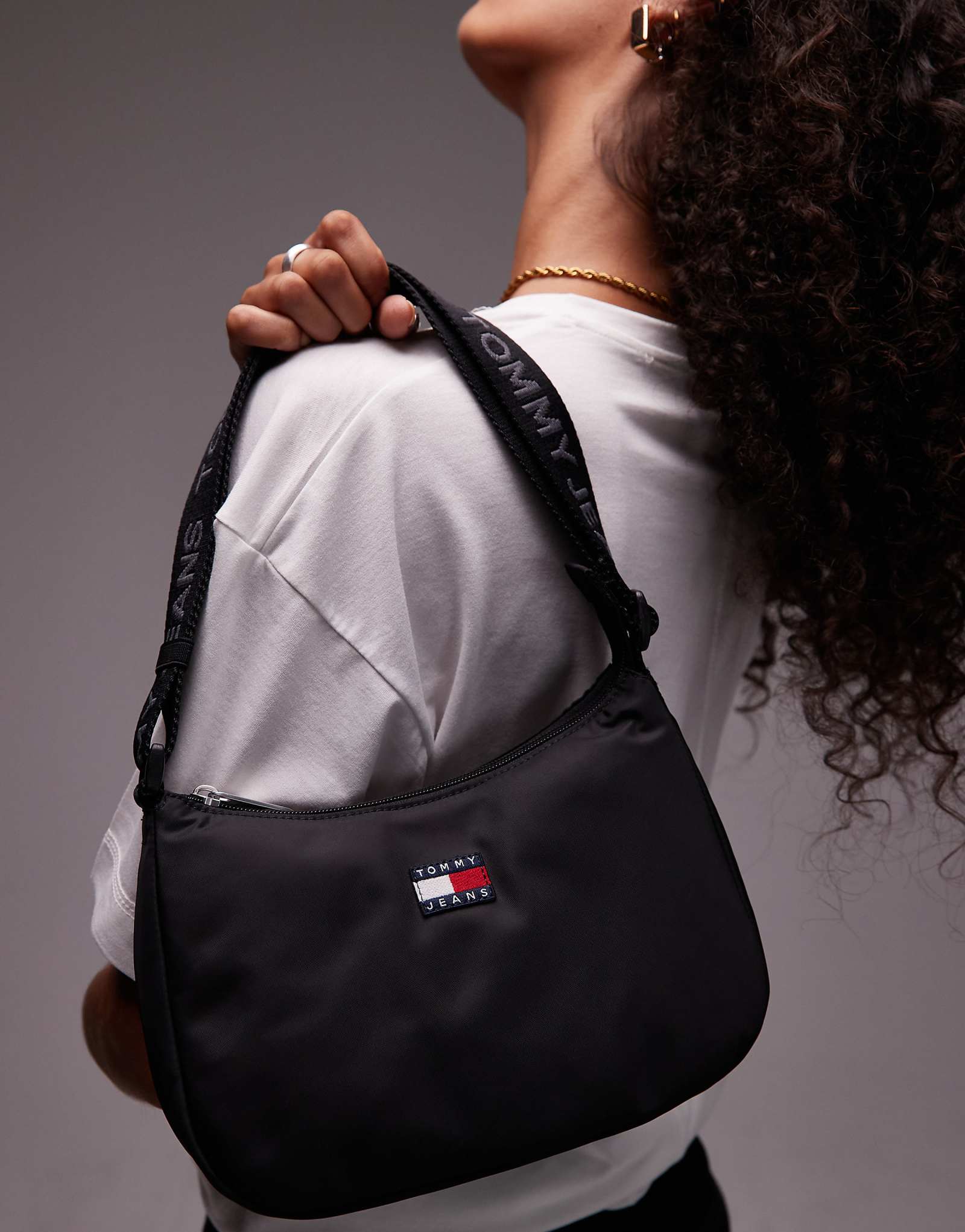 Нейло сумка через плечо Tommy Jeans essential черного цвета 12190₽