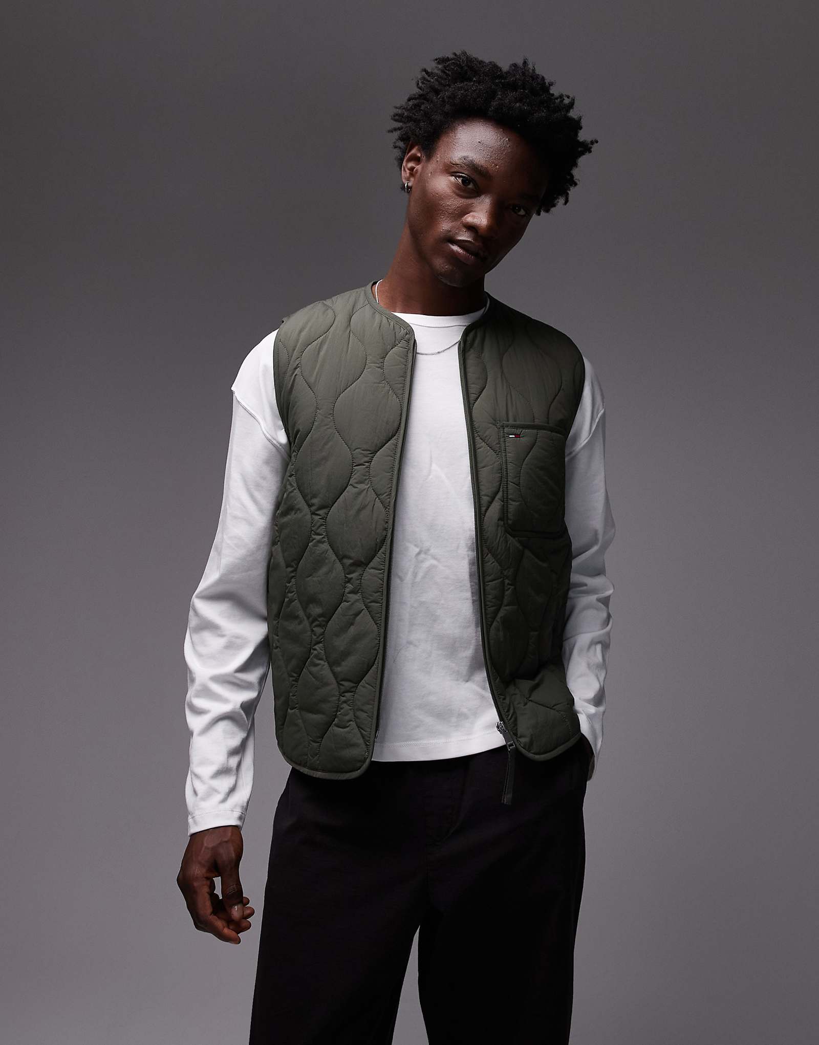 Стеганый жилет Tommy Jeans зеленого цвета хаки 20390₽