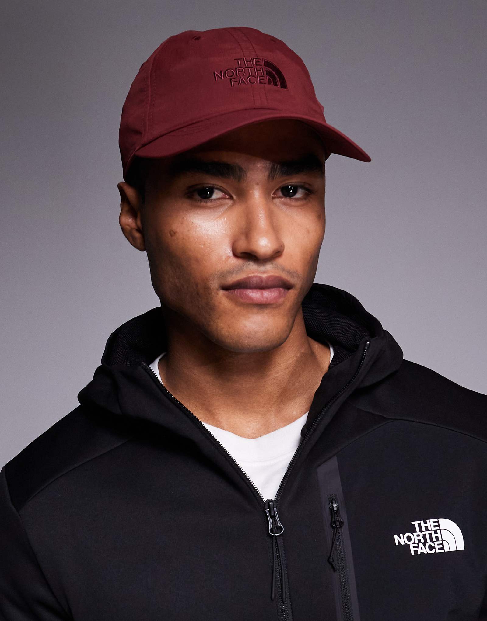 The North Face red 5490₽