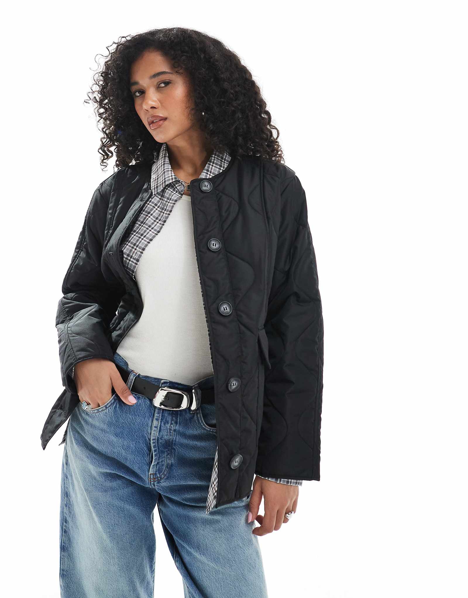 Короткая стеганая куртка Vero Moda onion черного цвета с карманами 12890₽