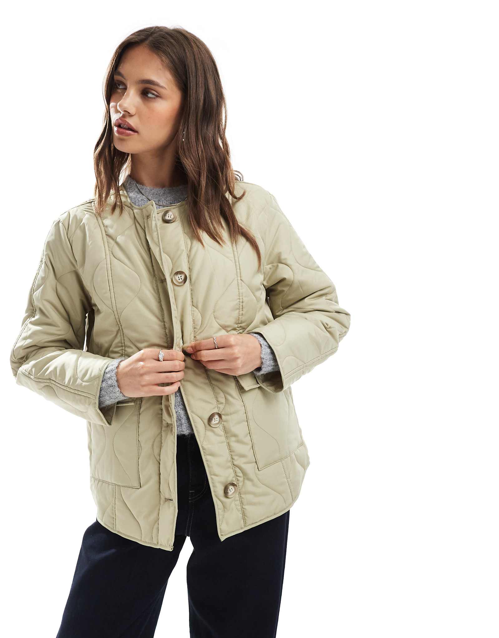 Короткая стеганая куртка с карманами из лука Vero Moda кремового цвета 8190₽