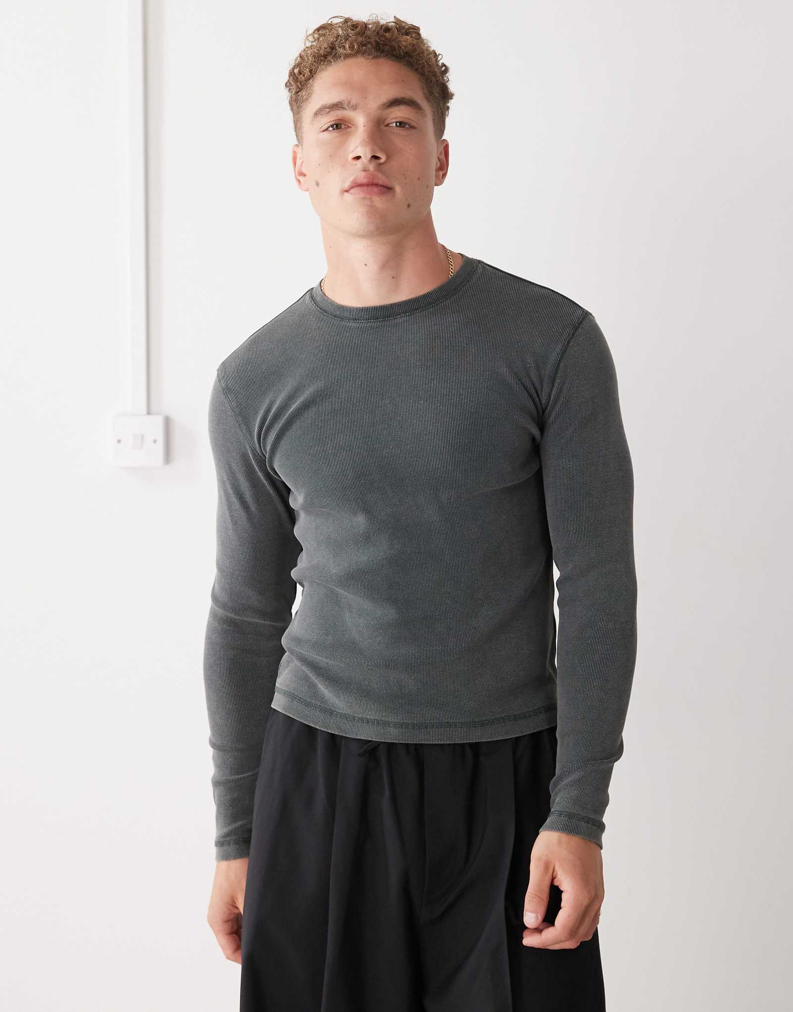 Повседневная приталенная футболка с длинным рукавом в рубчик темно-зеленого цвета 10390₽