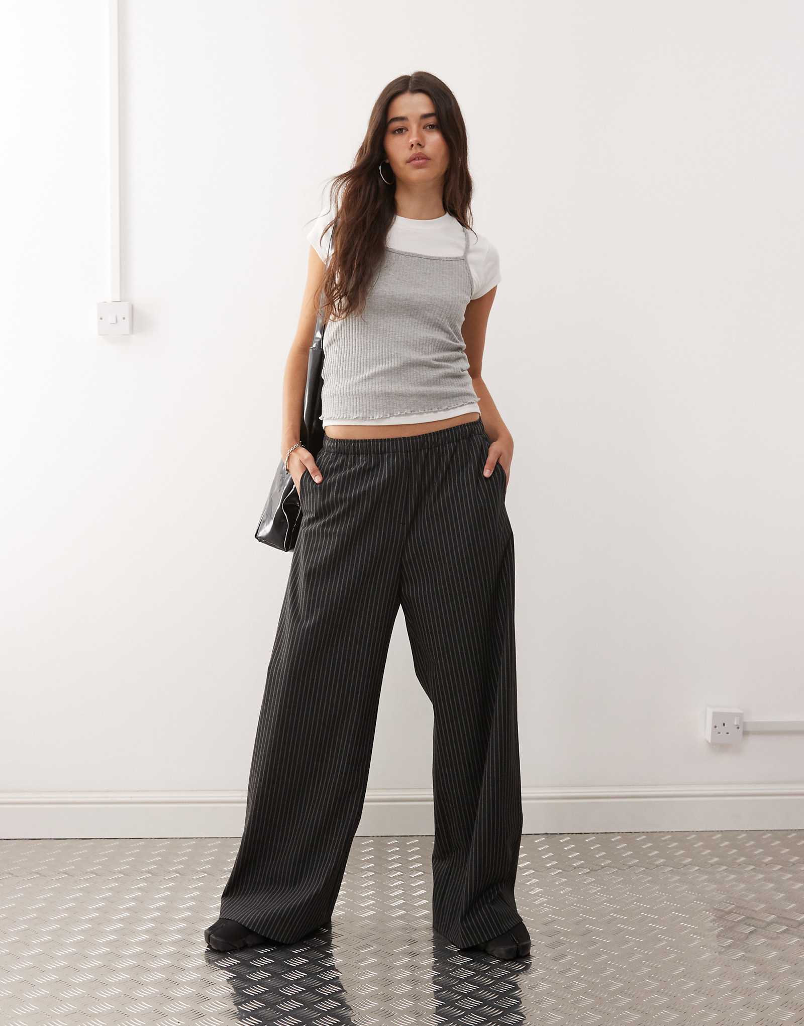 Повседневные брюки с широкой резинкой на талии темно-серого цвета в тонкую полоску