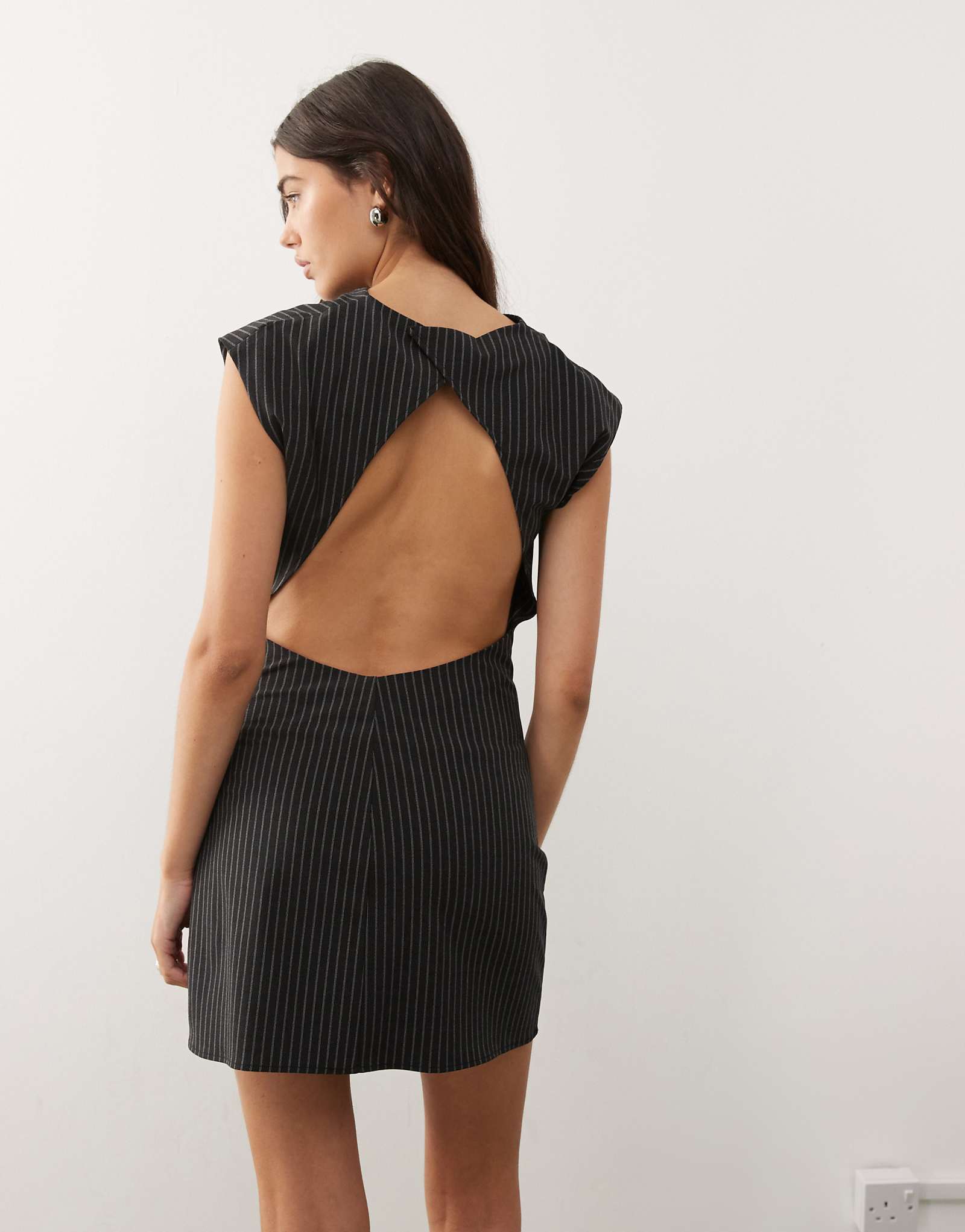 Повседневное мини-платье с вырезом лодочкой и открытой спиной в темно-серую полоску 4290₽