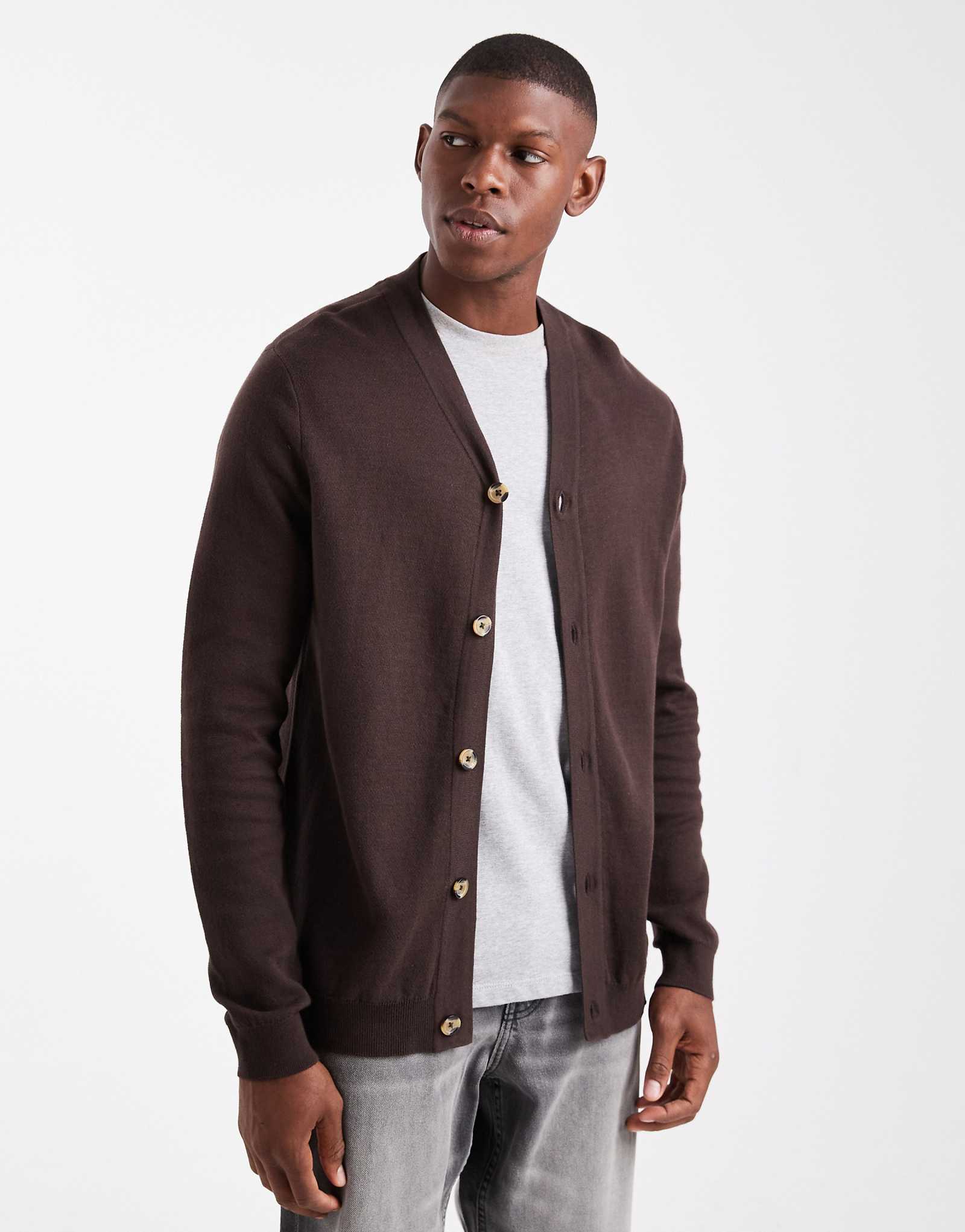 Поношенный вязаный кардиган коричневого цвета