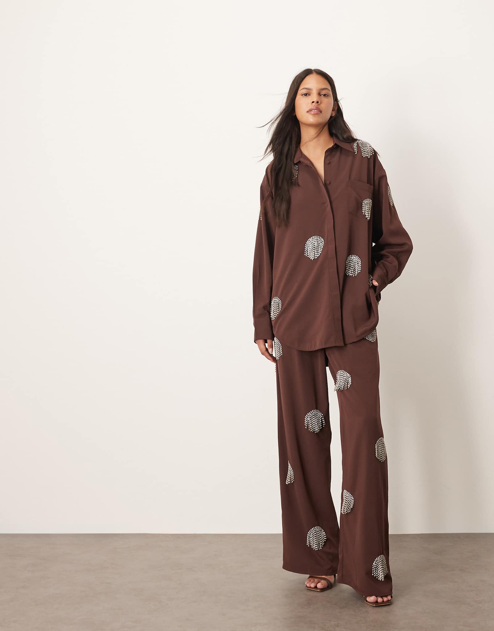 Широкие брюки в горошек шоколадного цвета с бахромой из страз - часть комплекта 28390₽