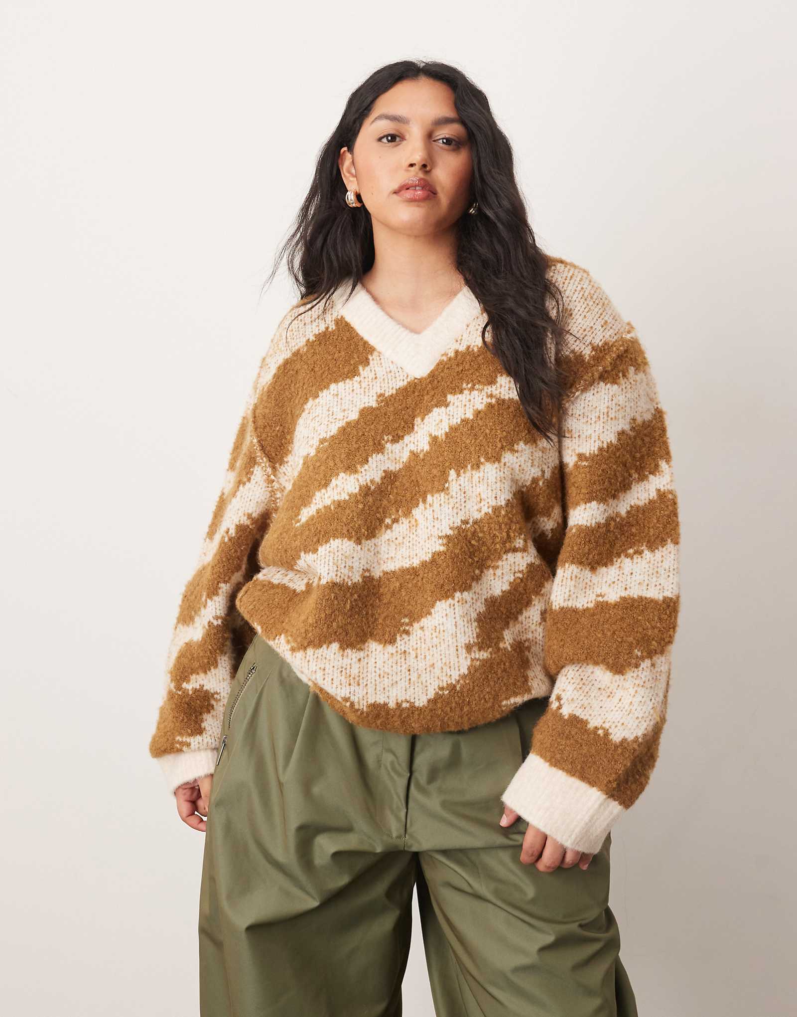 Вязаный свитер оверсайз с V-образным вырезом и закругленным низом из коричневой тигровой антарсии в оттенках ириски и сливок 22290₽